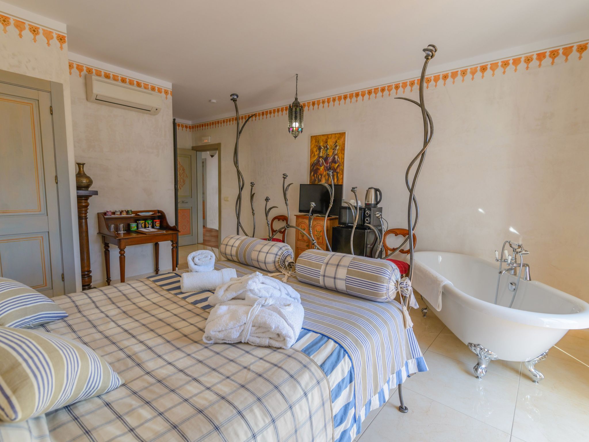 Spa-Spielzimmer mit Außen-Whirlpool und Schwimmbad-Binnen