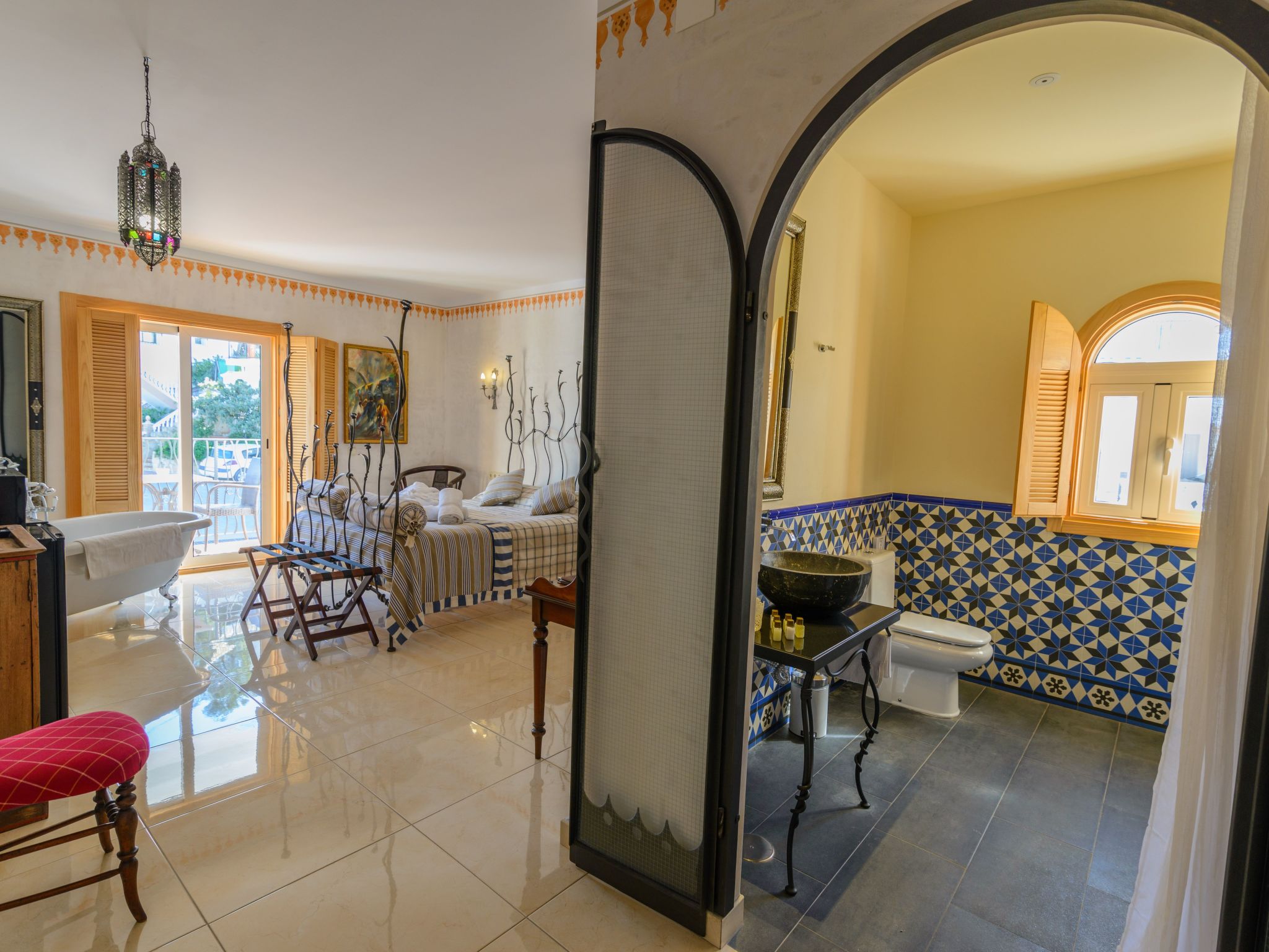 Spa-Spielzimmer mit Außen-Whirlpool und Schwimmbad-Binnen