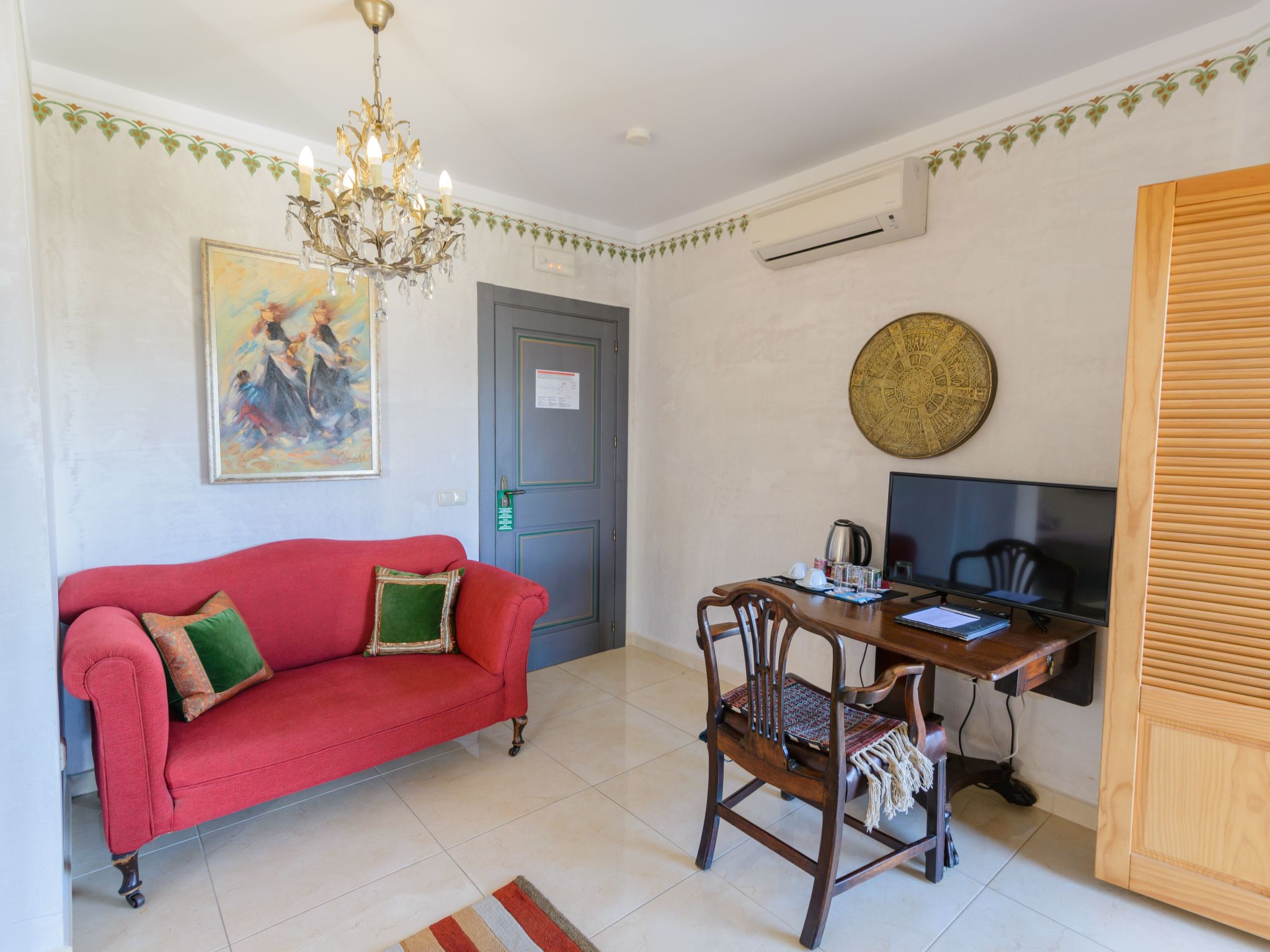 Spa-Spielzimmer mit Außen-Whirlpool und Schwimmbad-Binnen