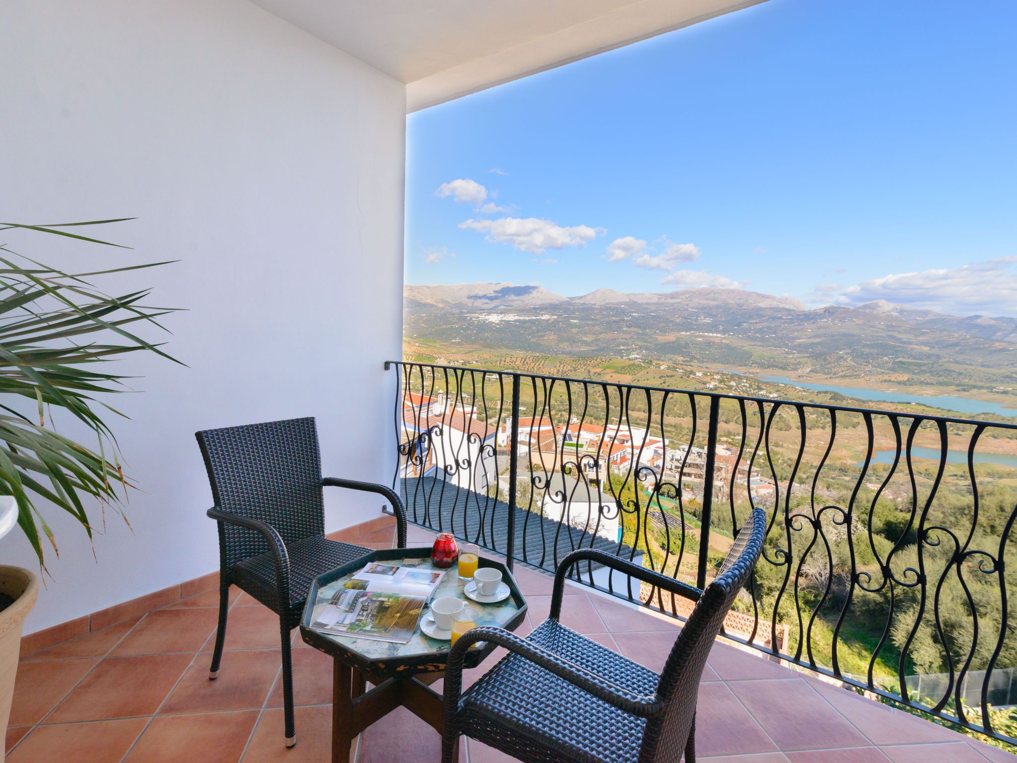 Spa-Spielzimmer mit Außen-Whirlpool und Schwimmbad-Binnen