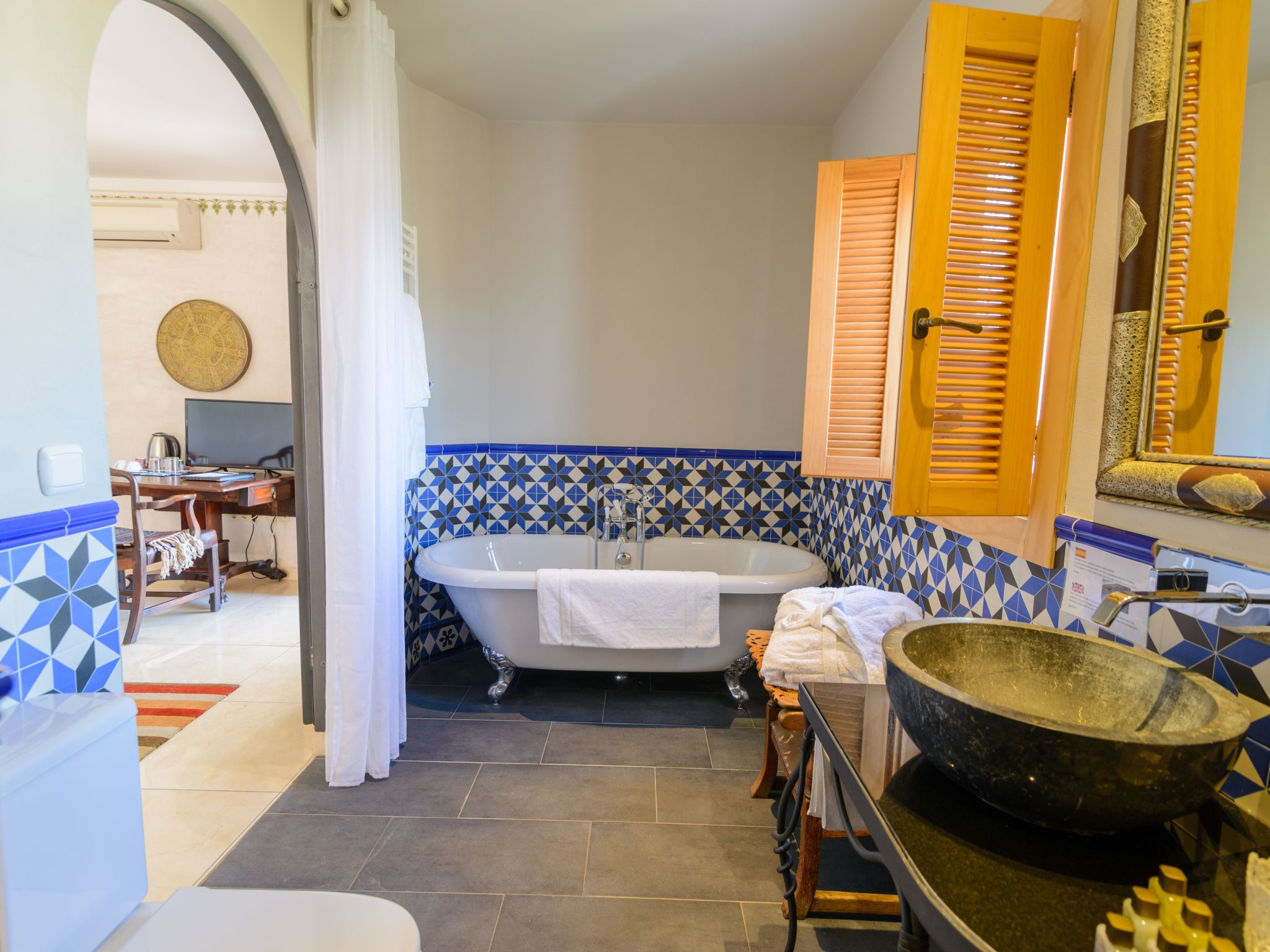 Spa-Spielzimmer mit Außen-Whirlpool und Schwimmbad-Binnen