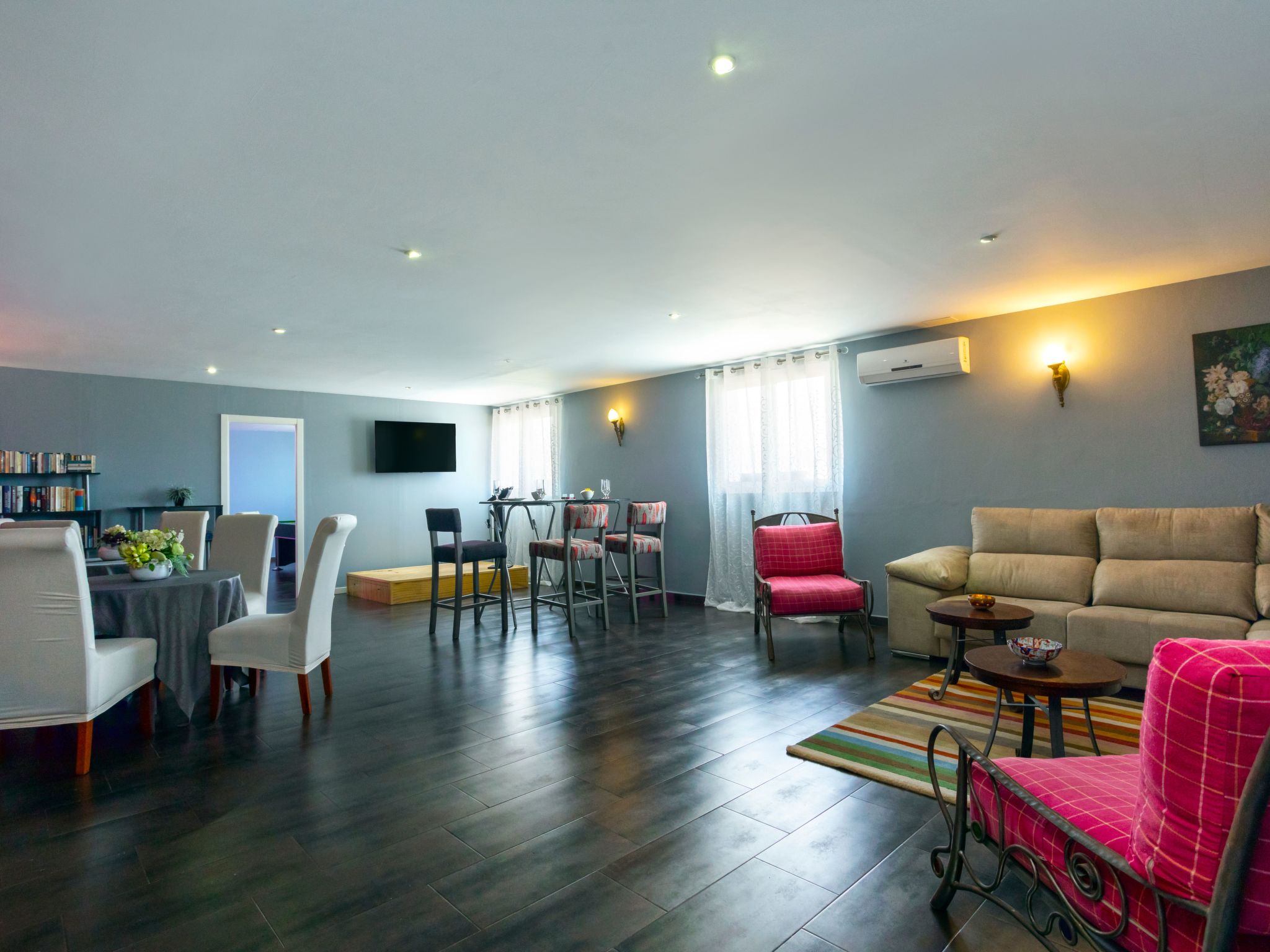 Spa-Spielzimmer mit Außen-Whirlpool und Schwimmbad-Binnen