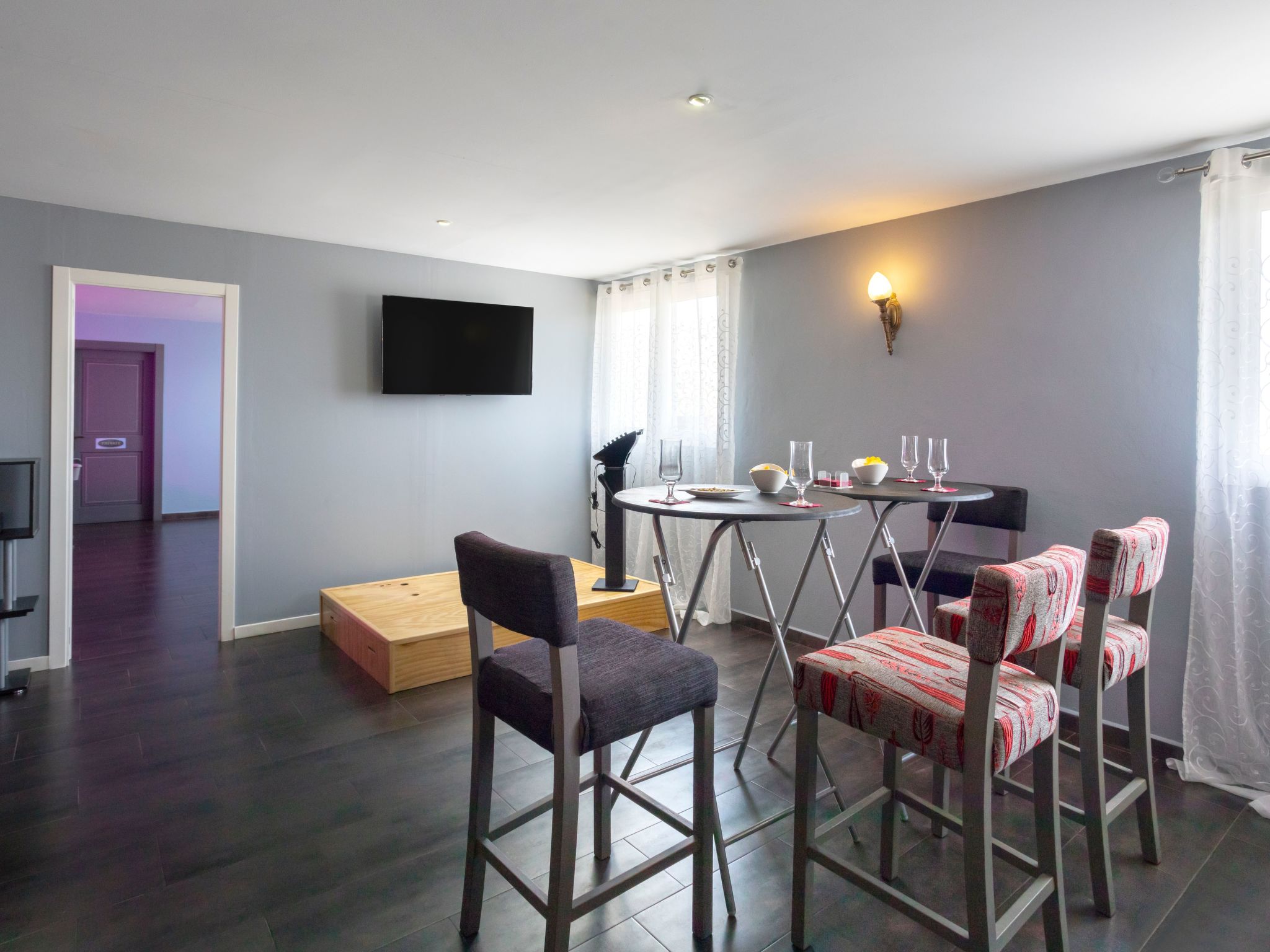 Spa-Spielzimmer mit Außen-Whirlpool und Schwimmbad-Binnen