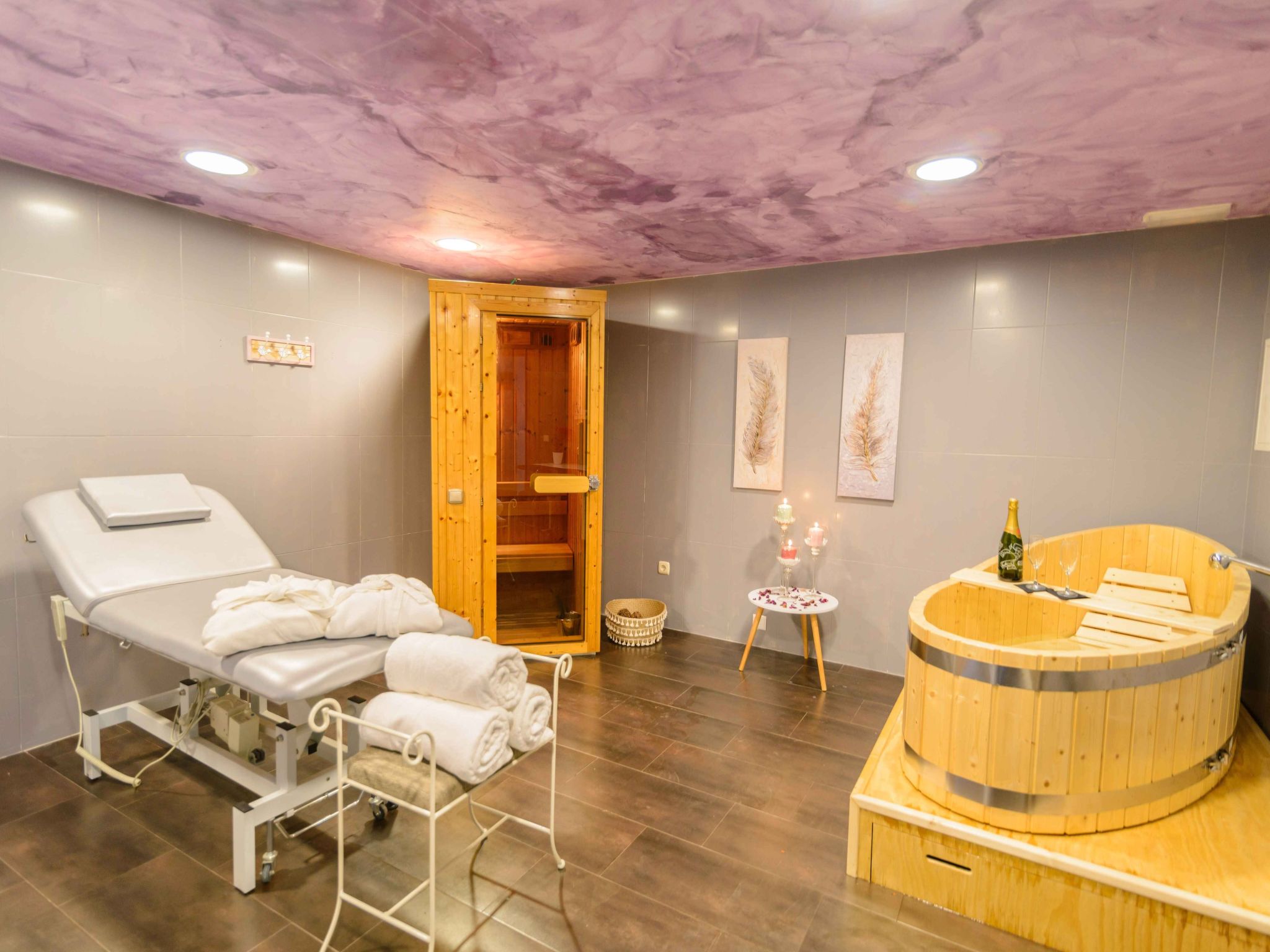 Spa-Spielzimmer mit Außen-Whirlpool und Schwimmbad-Binnen