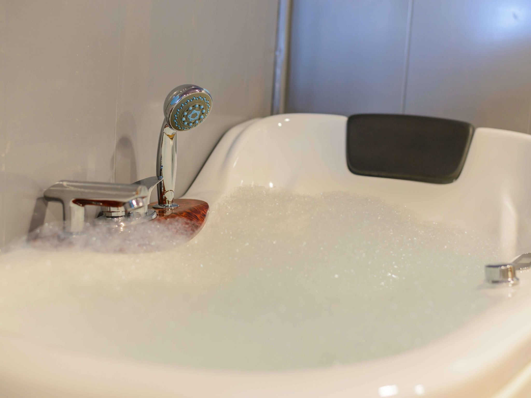 Spa-Spielzimmer mit Außen-Whirlpool und Schwimmbad-Binnen