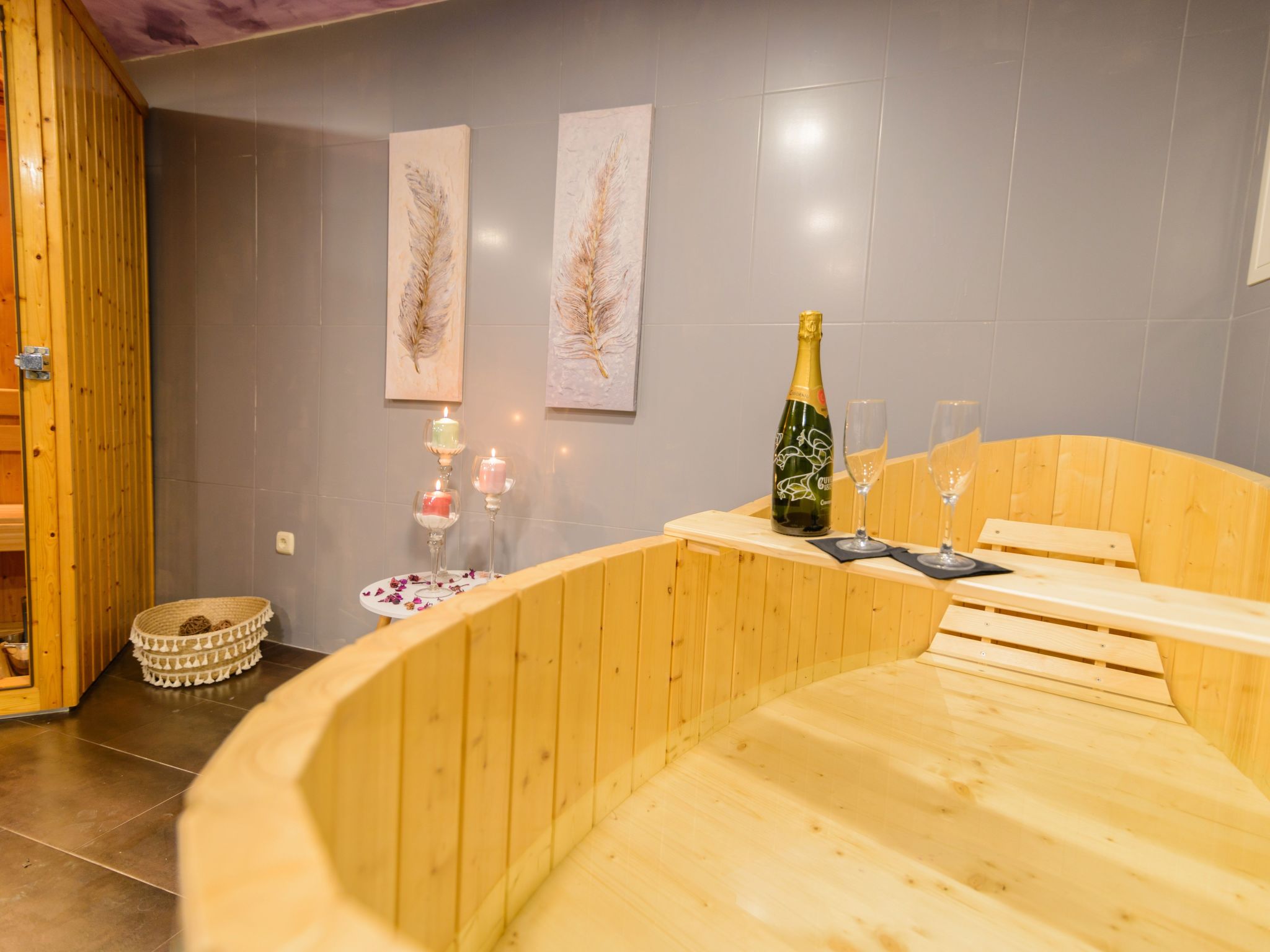 Spa-Spielzimmer mit Außen-Whirlpool und Schwimmbad-Binnen