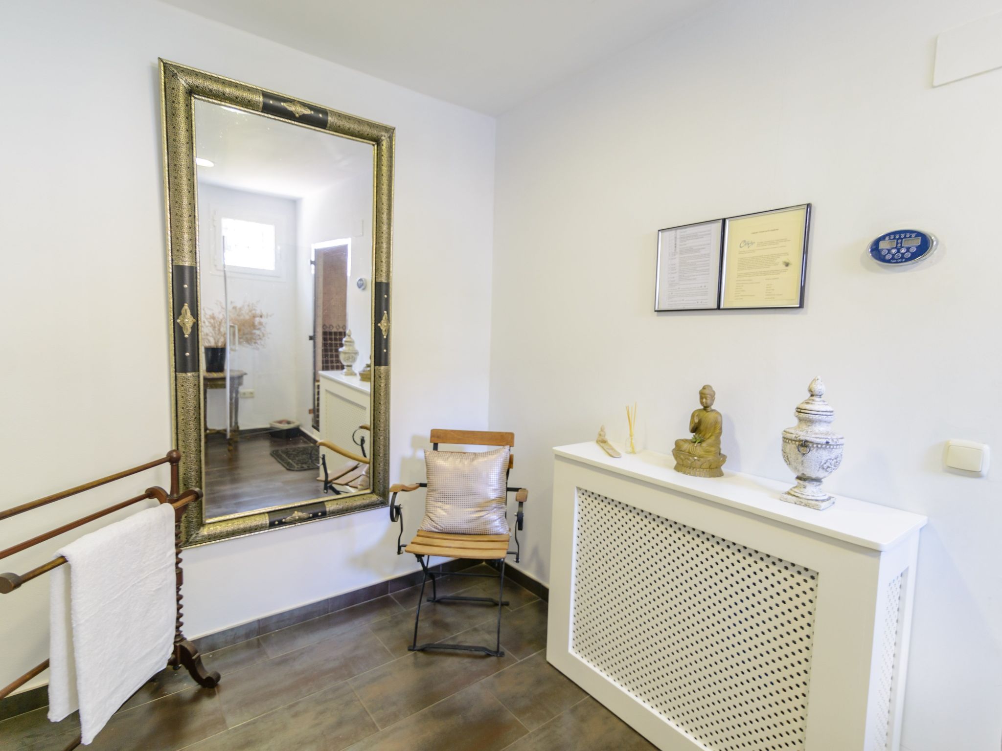 Spa-Spielzimmer mit Außen-Whirlpool und Schwimmbad-Binnen