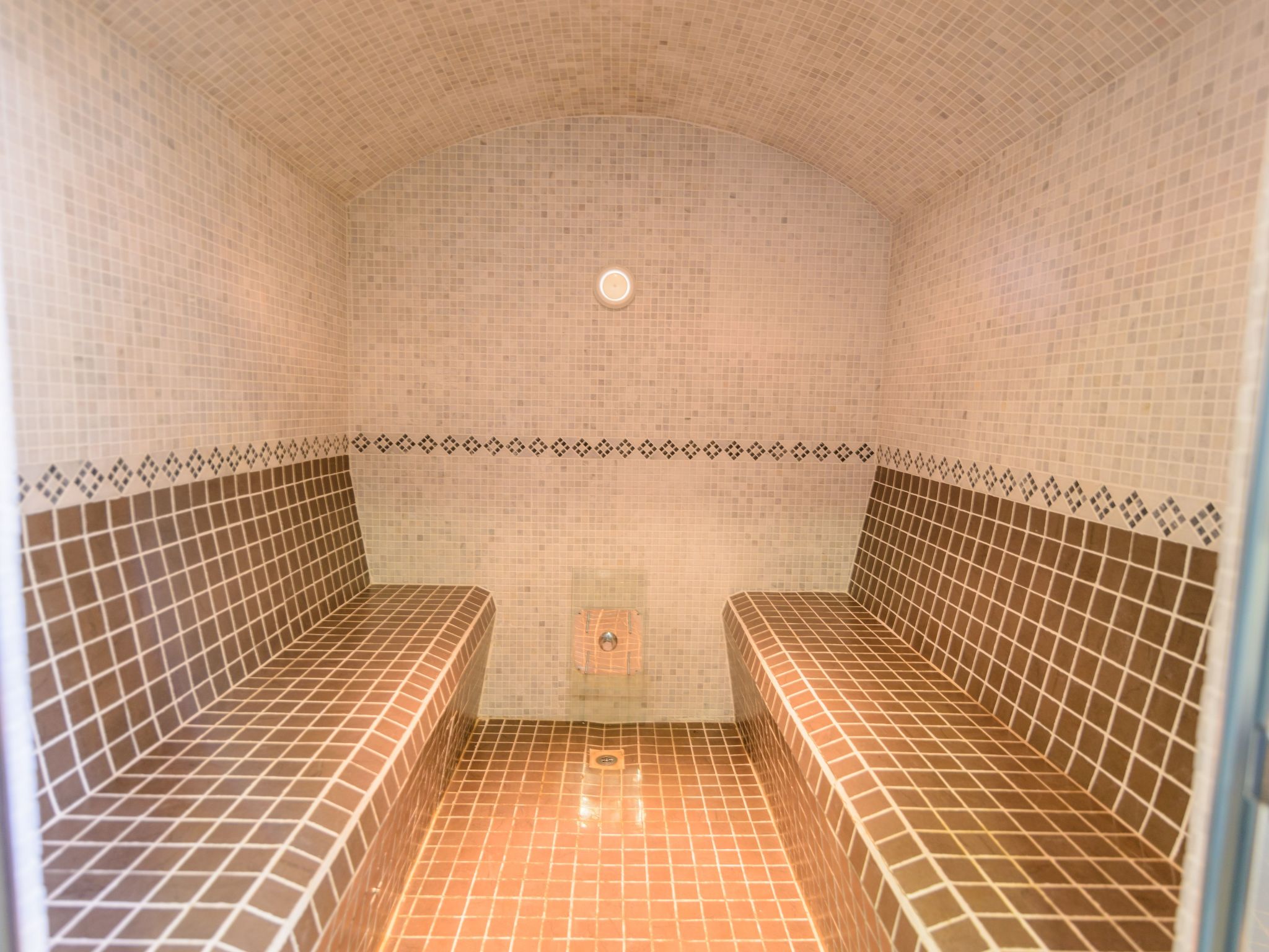 Spa-Spielzimmer mit Außen-Whirlpool und Schwimmbad-Binnen