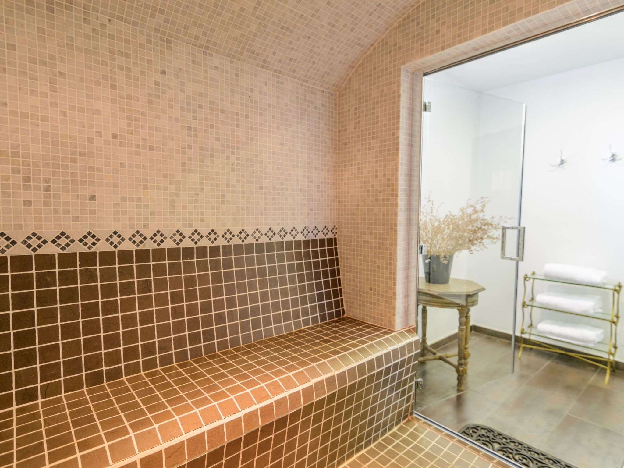 Spa-Spielzimmer mit Außen-Whirlpool und Schwimmbad-Binnen