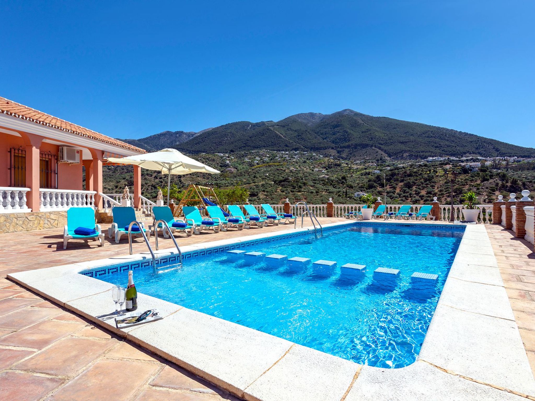 Familienhaus mit großzügigen Außenanlagen