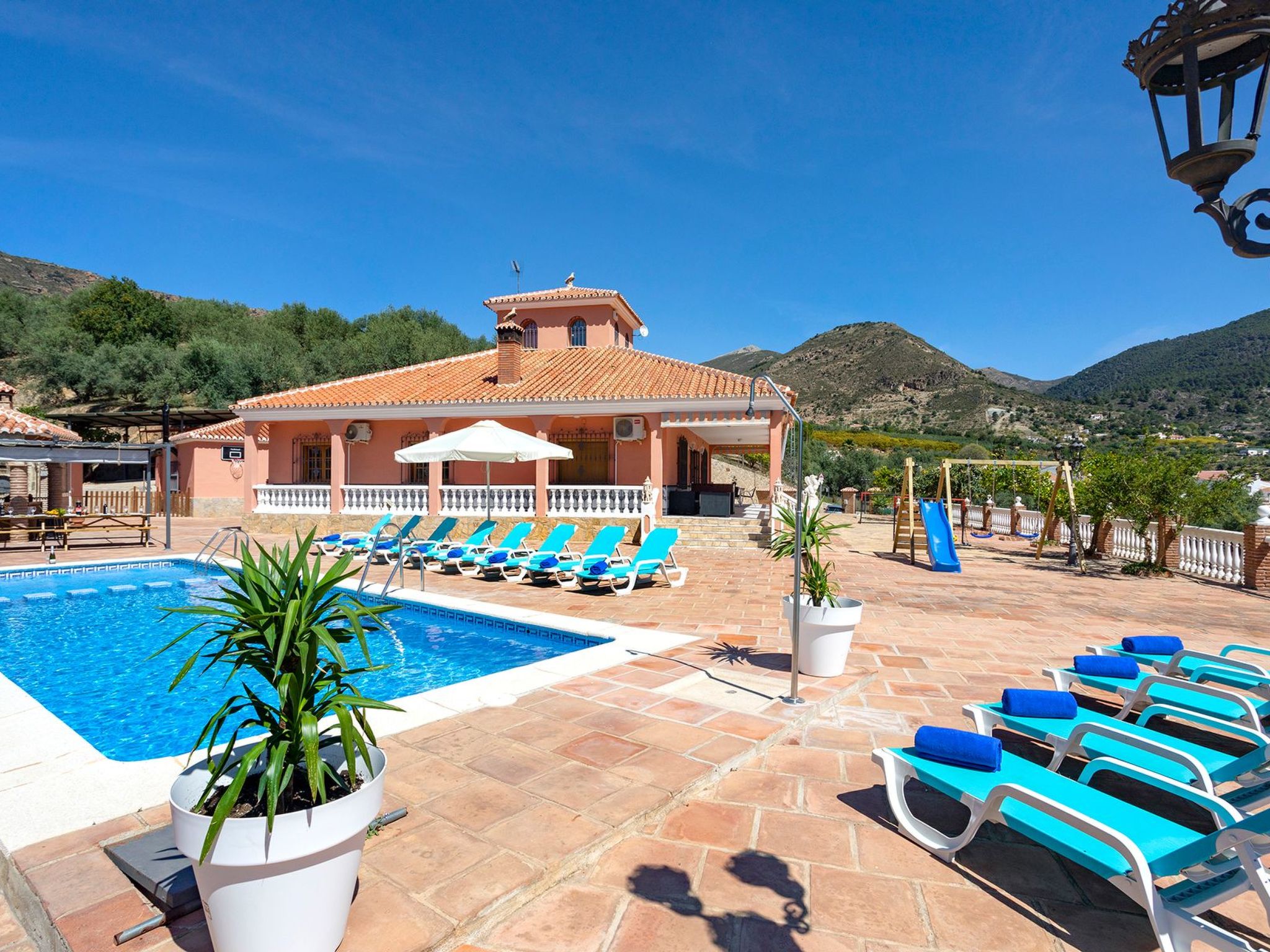 Familienhaus mit großzügigen Außenanlagen-Dedans