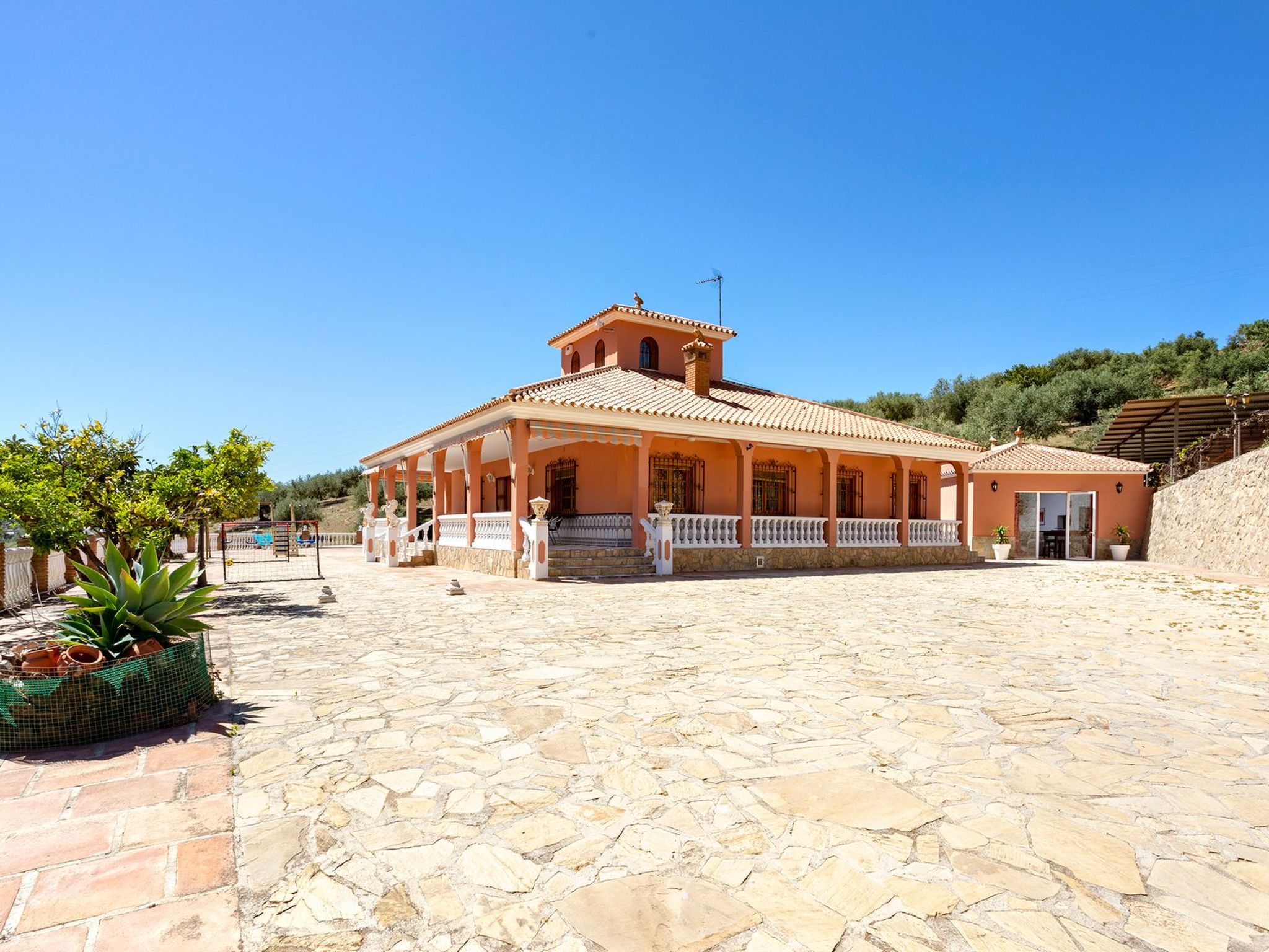 Familienhaus mit großzügigen Außenanlagen-Dedans