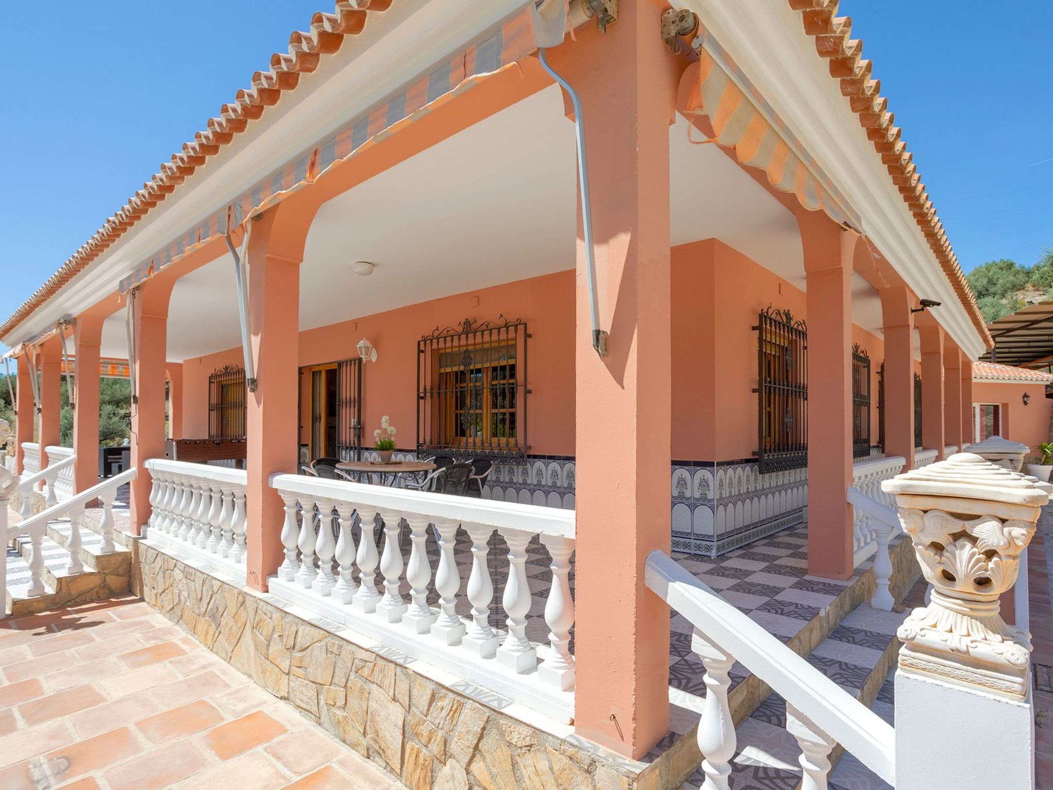 Familienhaus mit großzügigen Außenanlagen-Dedans