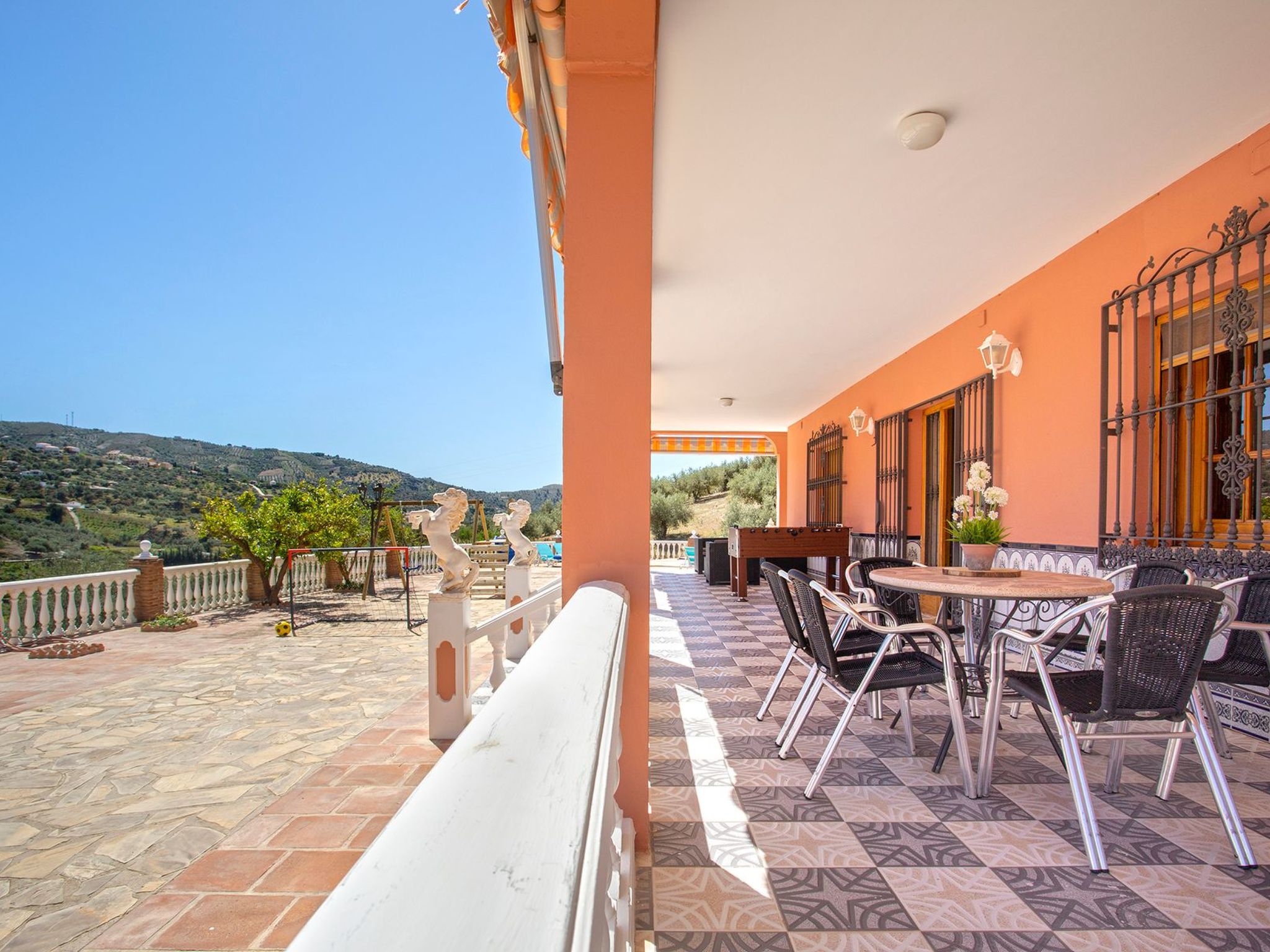 Familienhaus mit großzügigen Außenanlagen-Dedans