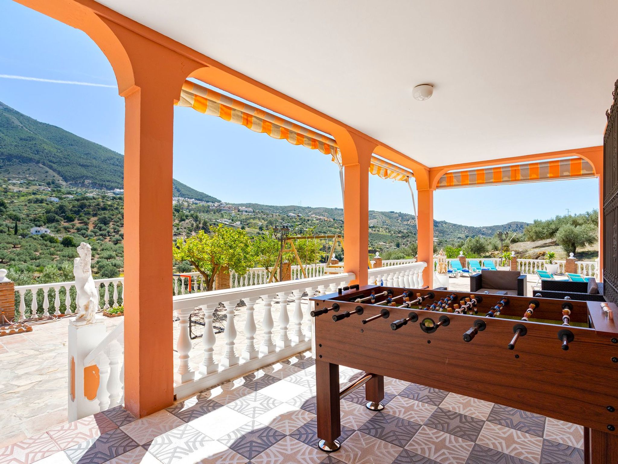 Familienhaus mit großzügigen Außenanlagen-Dedans