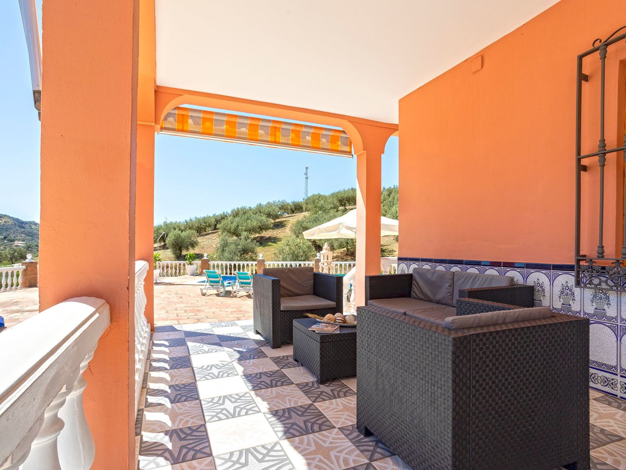 Familienhaus mit großzügigen Außenanlagen-Dedans