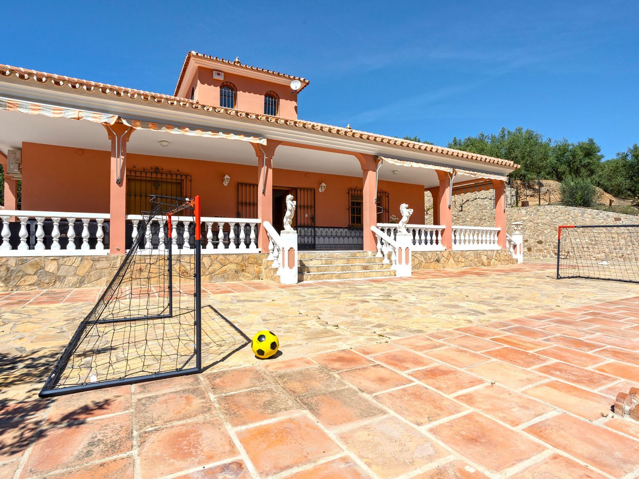 Familienhaus mit großzügigen Außenanlagen-Dedans