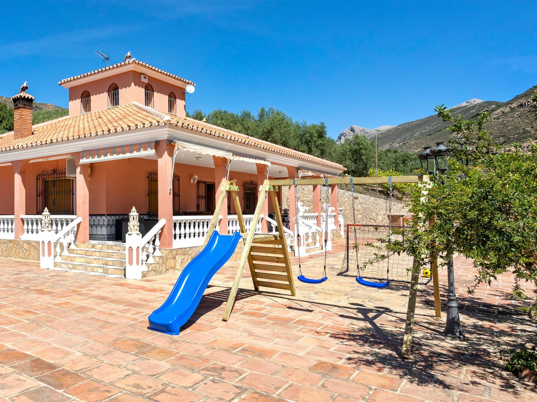 Familienhaus mit großzügigen Außenanlagen-Dedans