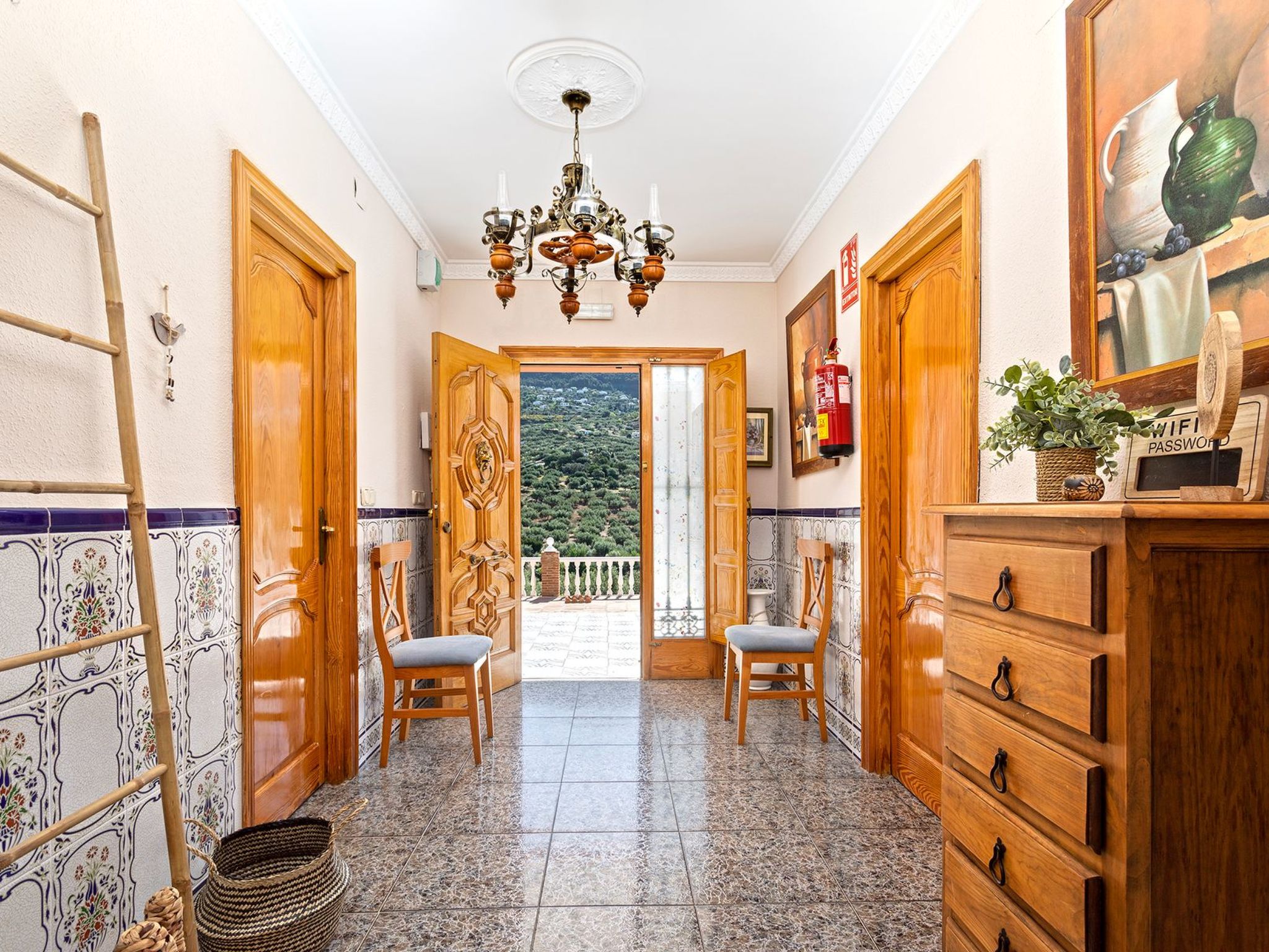 Familienhaus mit großzügigen Außenanlagen-Dedans