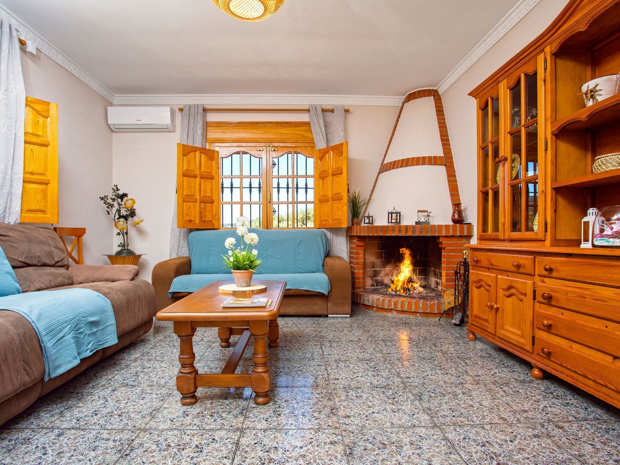 Familienhaus mit großzügigen Außenanlagen-Dedans