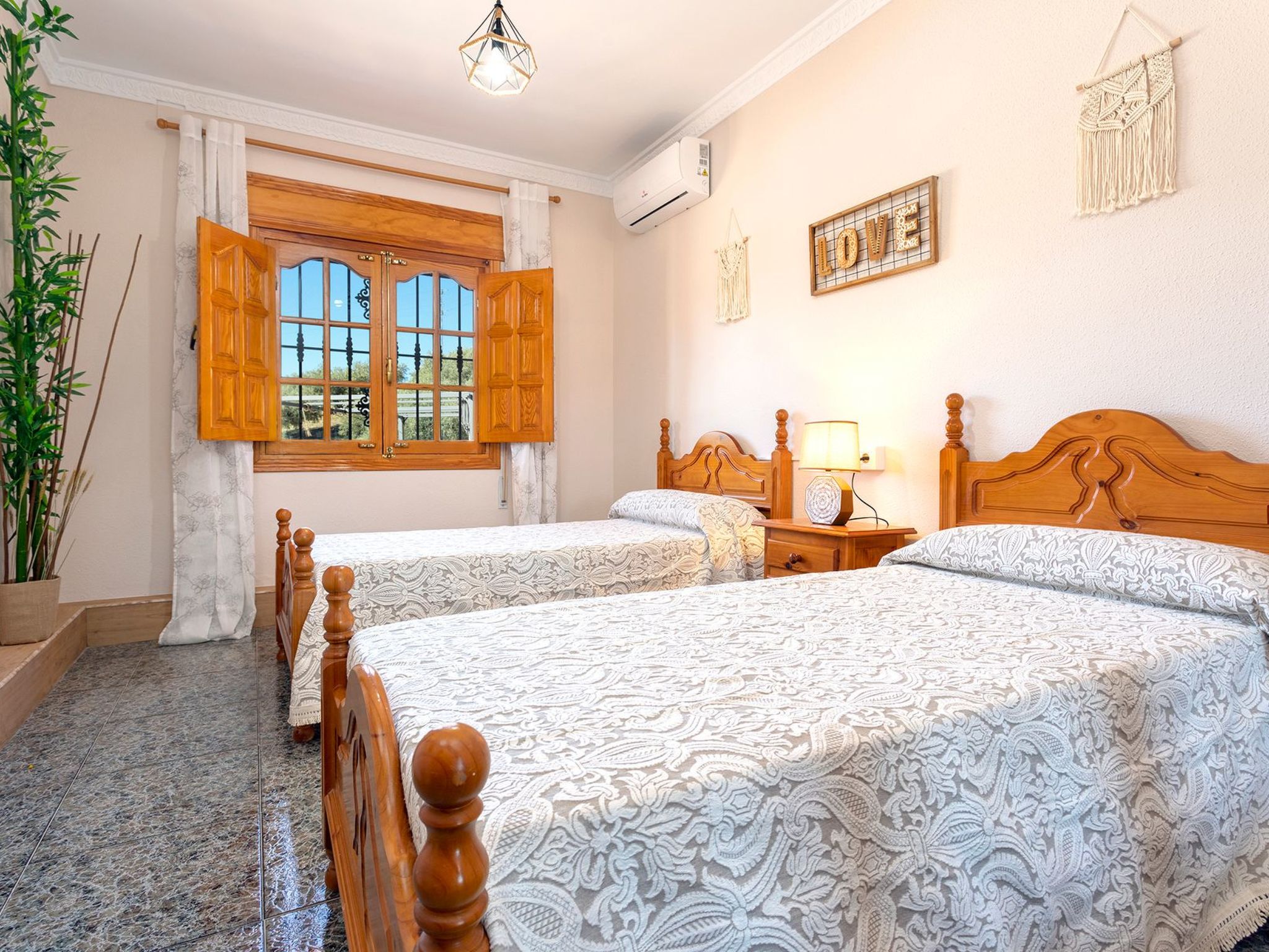 Familienhaus mit großzügigen Außenanlagen-Dedans