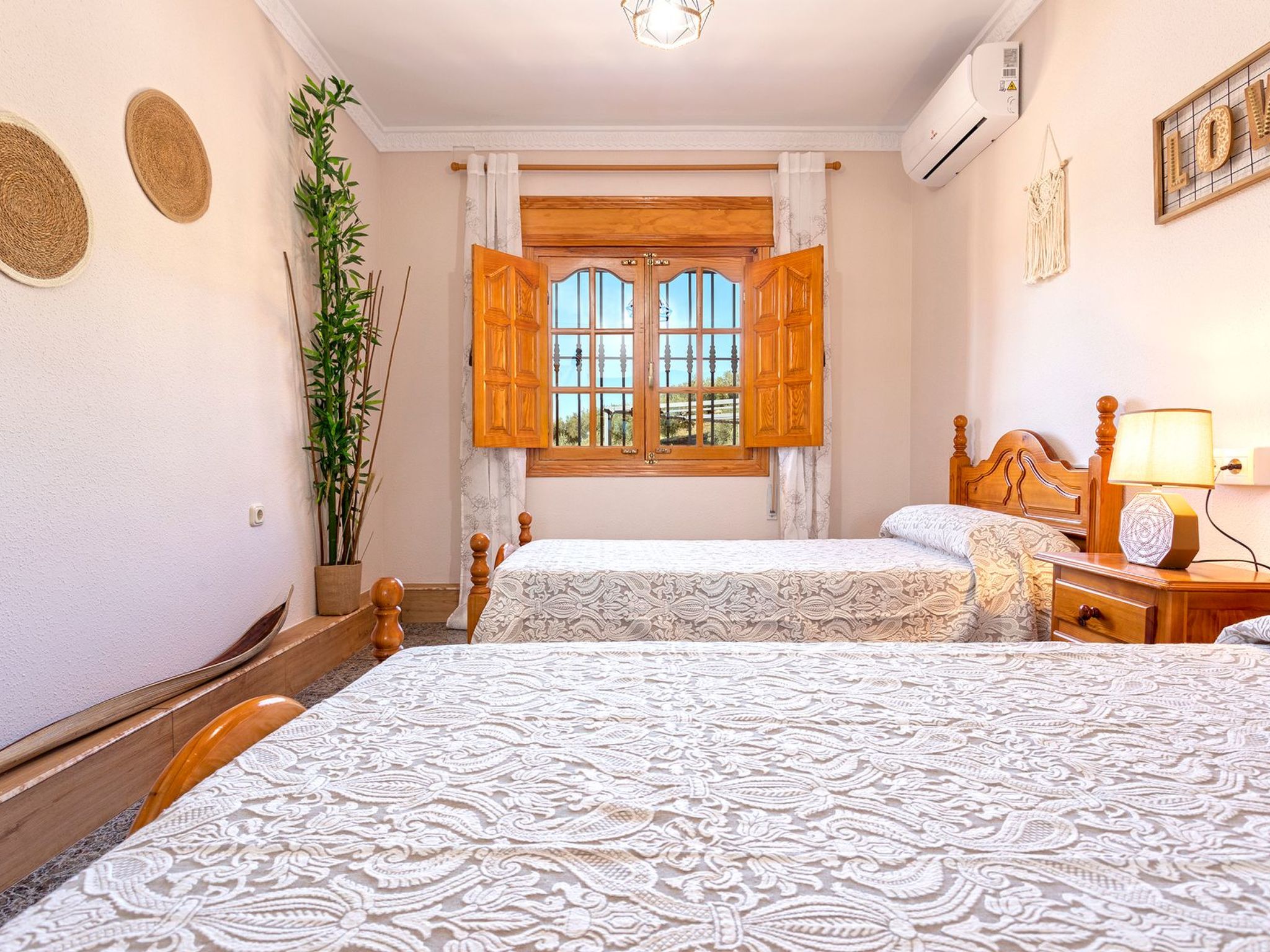 Familienhaus mit großzügigen Außenanlagen-Dedans