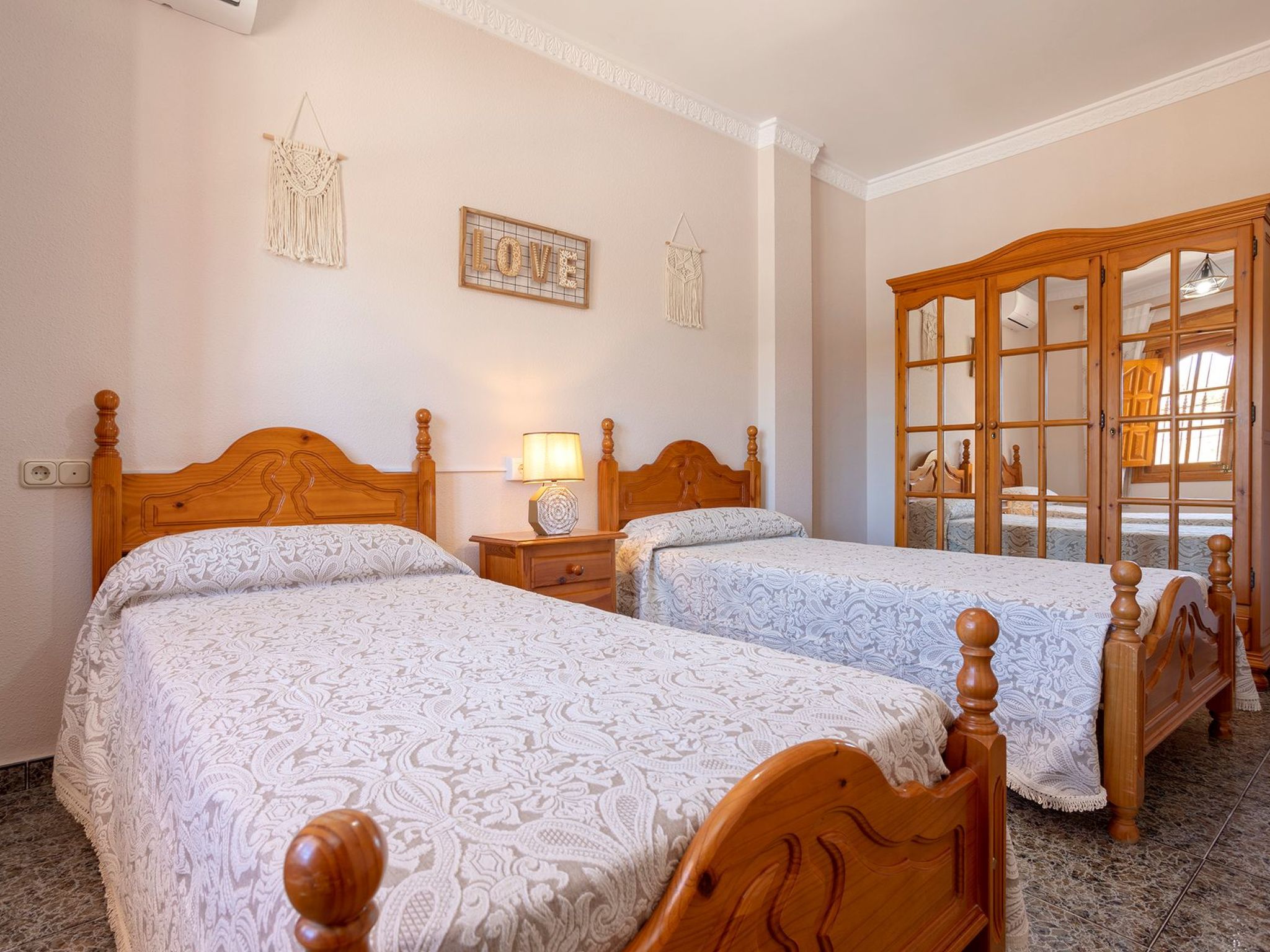 Familienhaus mit großzügigen Außenanlagen-Dedans