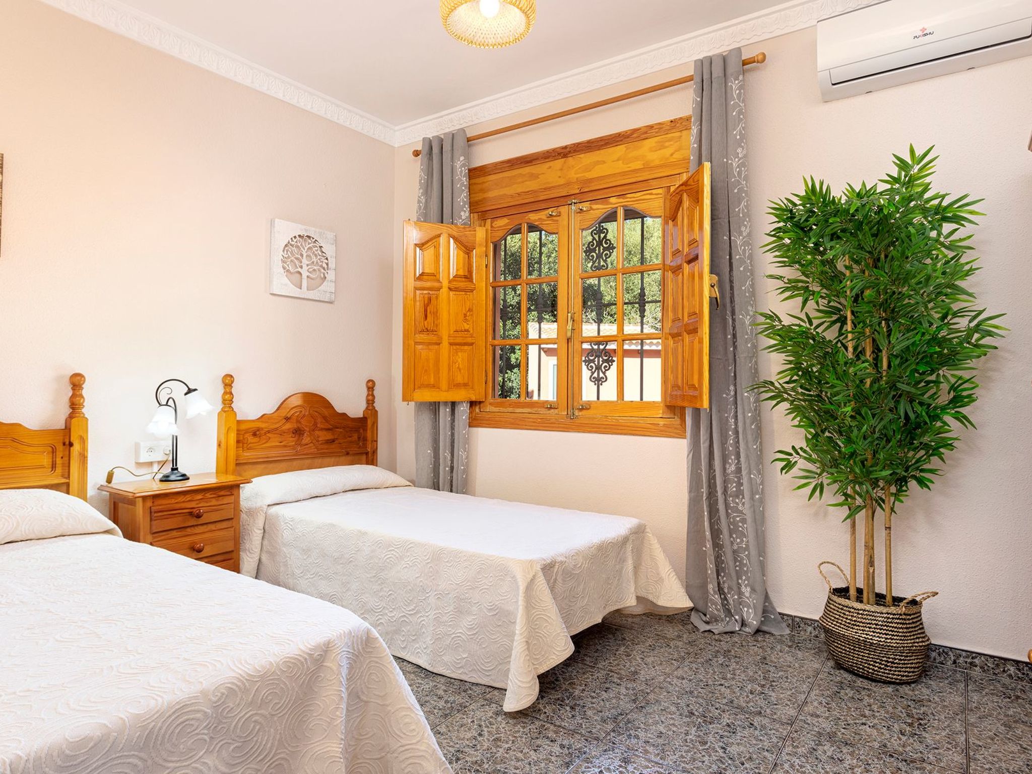 Familienhaus mit großzügigen Außenanlagen-Dedans