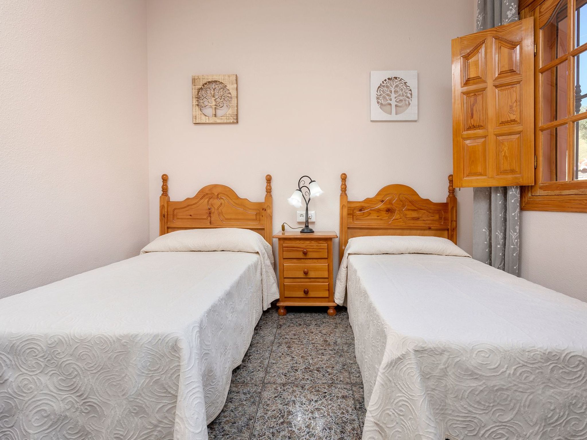 Familienhaus mit großzügigen Außenanlagen-Dedans