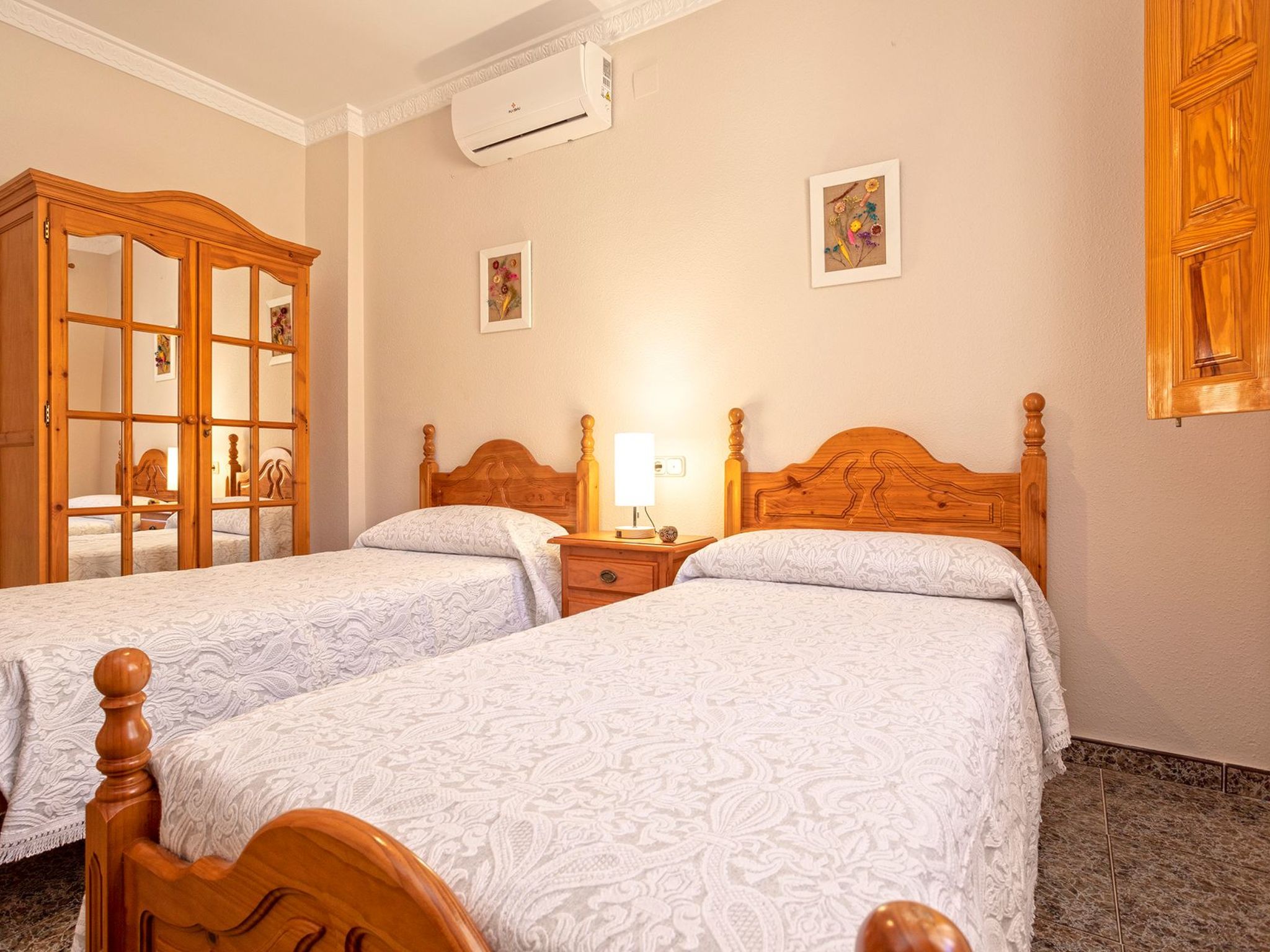 Familienhaus mit großzügigen Außenanlagen-Dedans