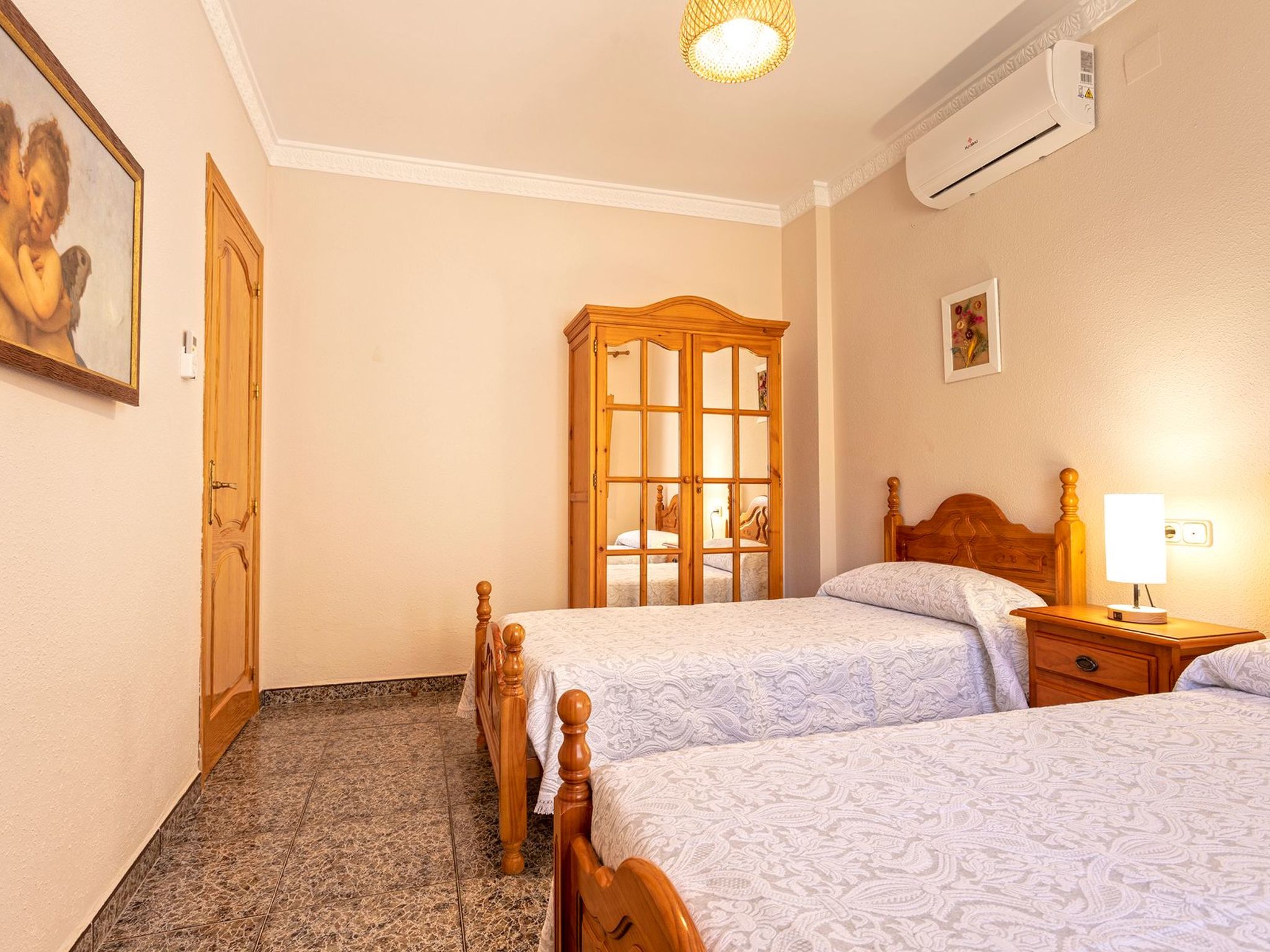 Familienhaus mit großzügigen Außenanlagen-Dedans