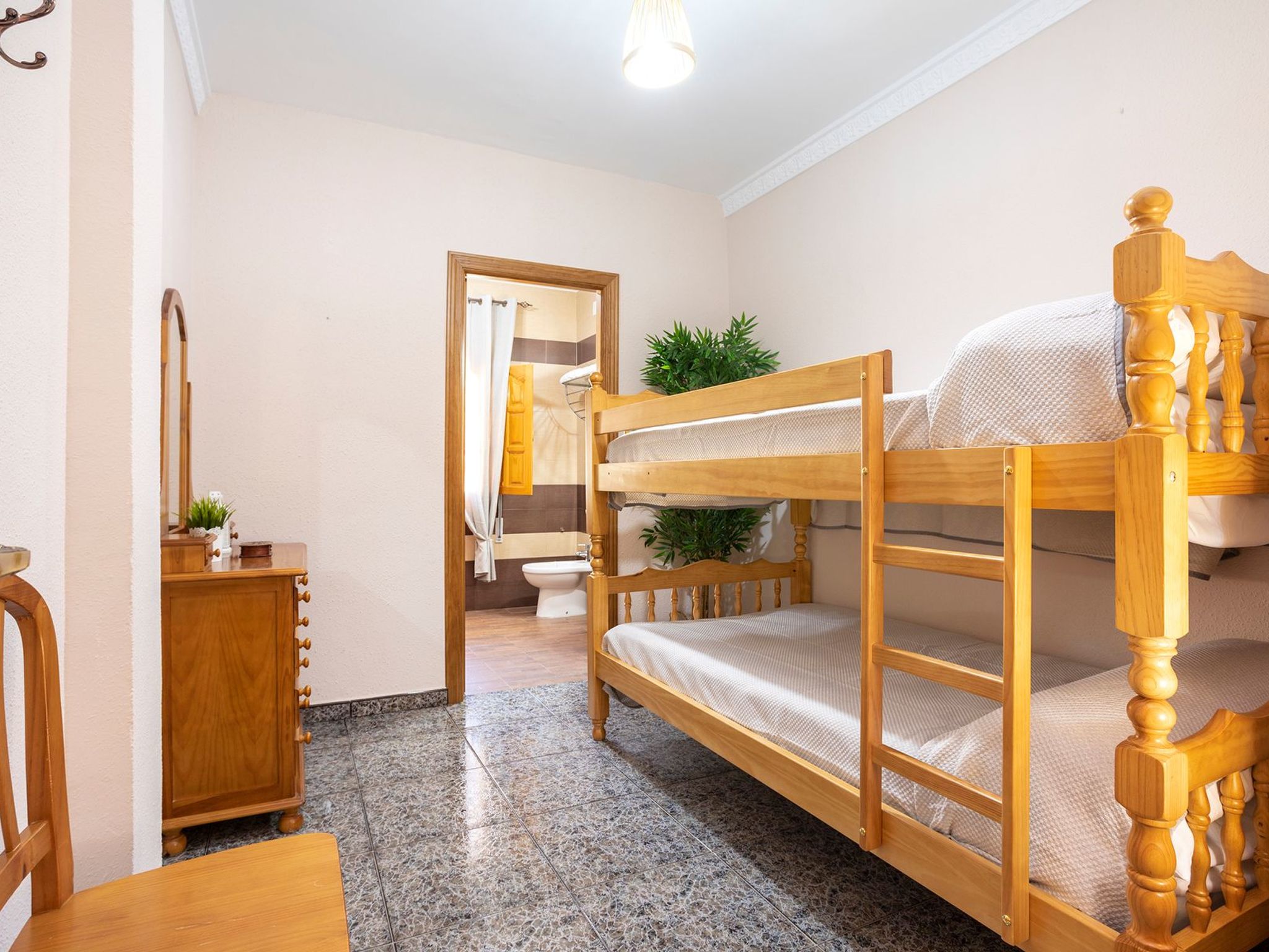 Familienhaus mit großzügigen Außenanlagen-Dedans