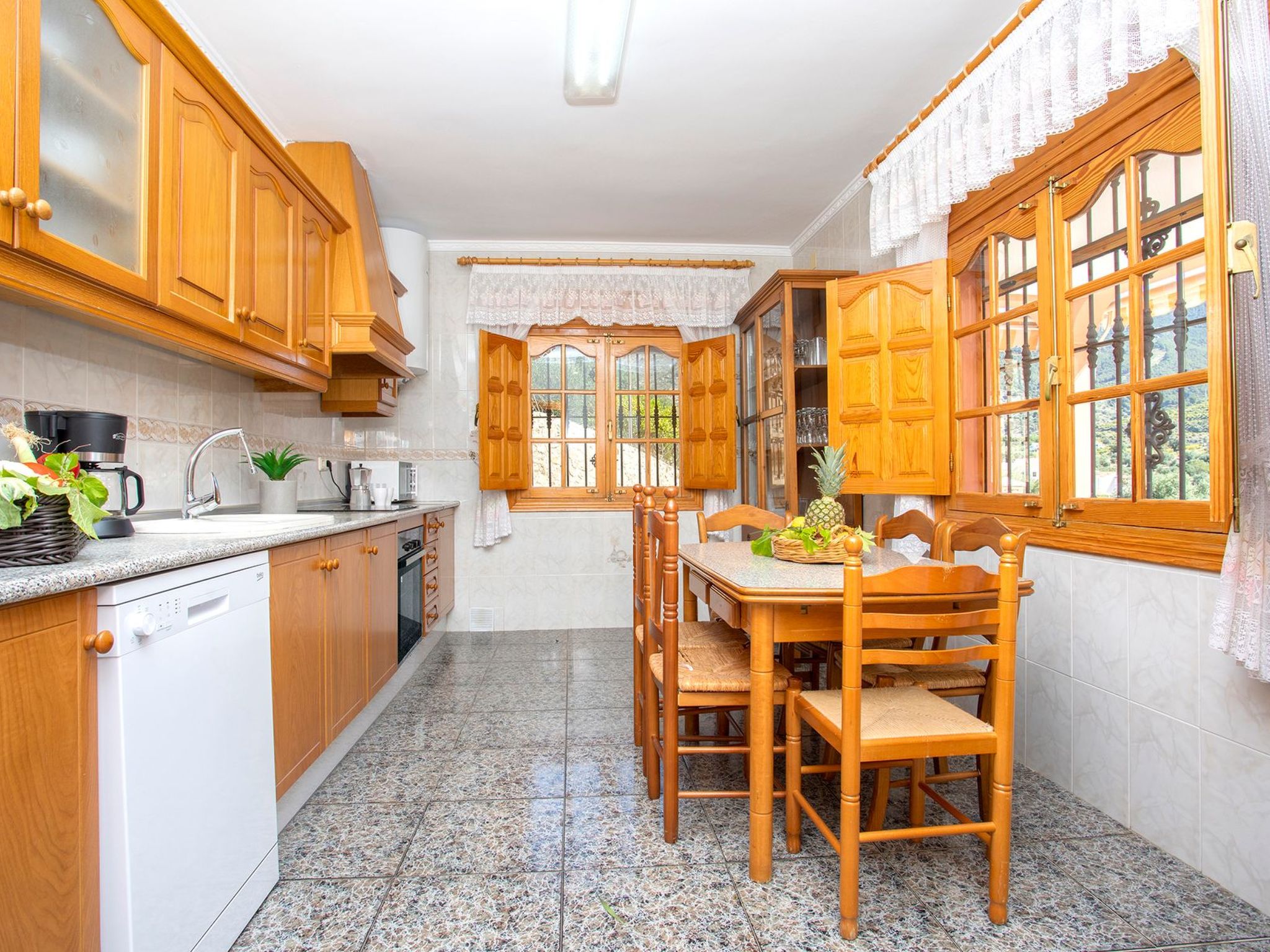 Familienhaus mit großzügigen Außenanlagen-Dedans