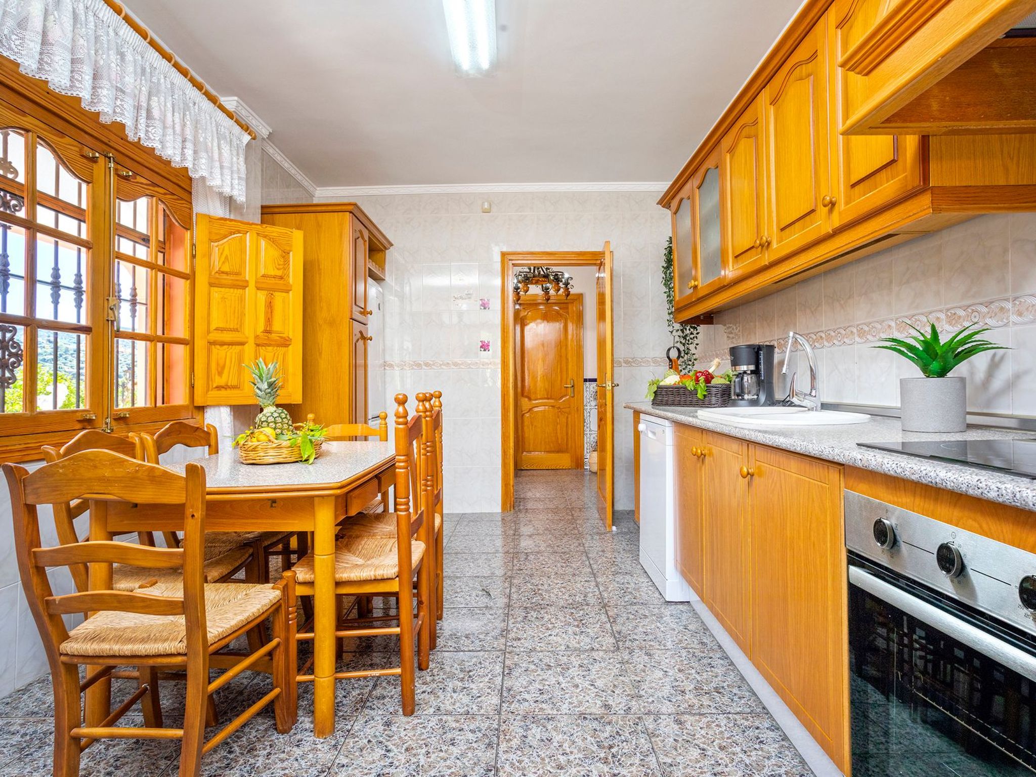 Familienhaus mit großzügigen Außenanlagen-Dedans