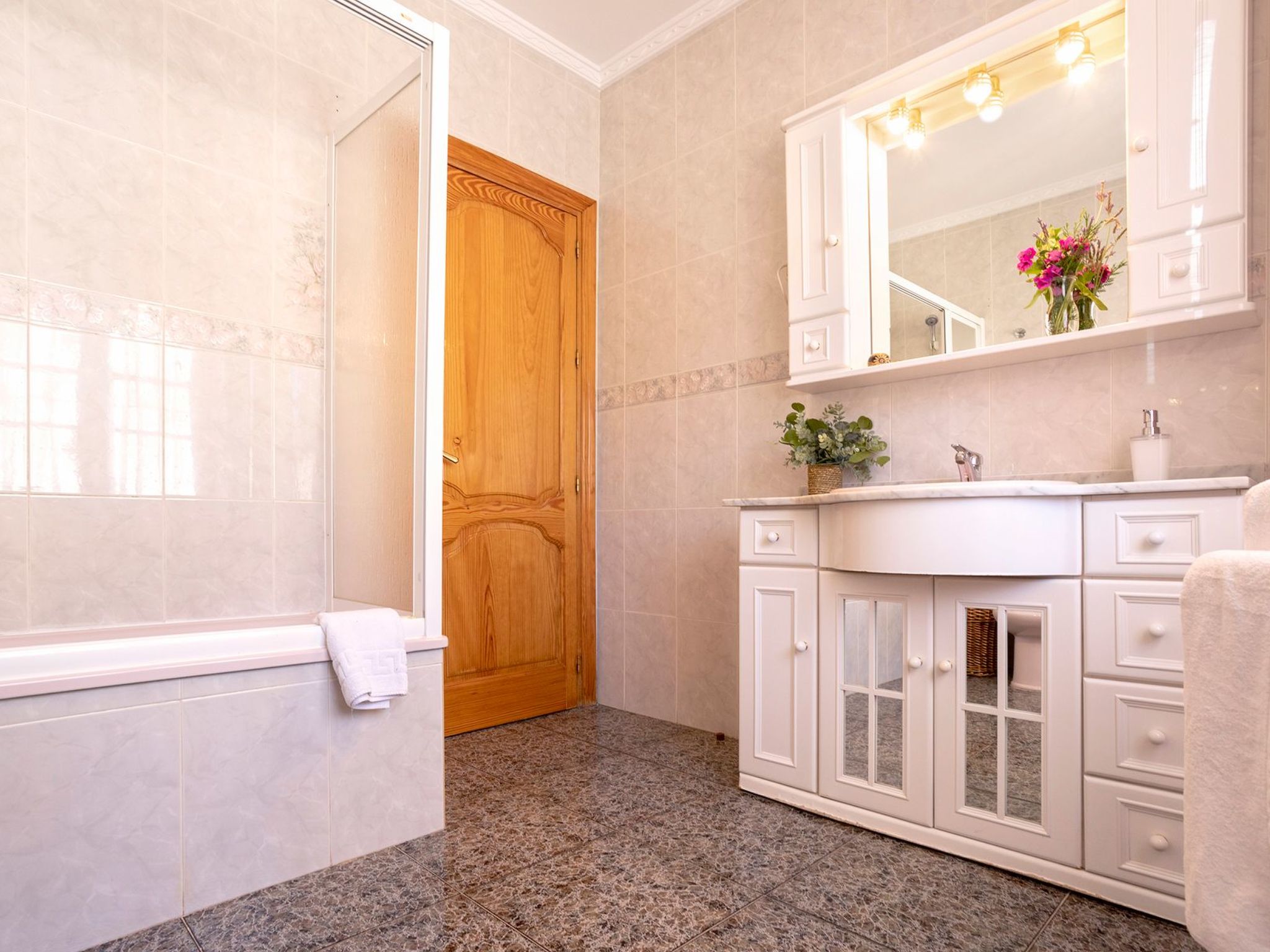 Familienhaus mit großzügigen Außenanlagen