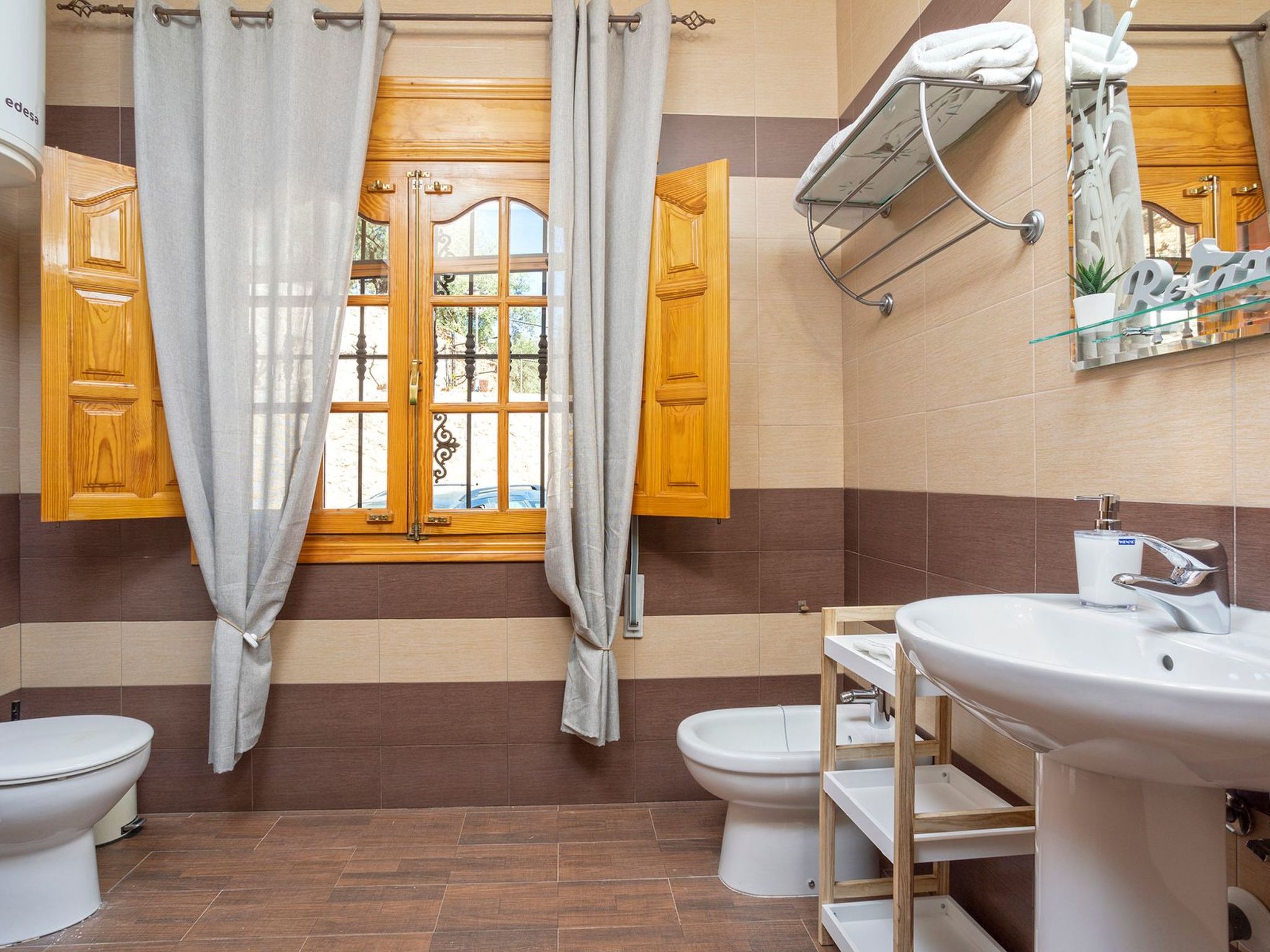 Familienhaus mit großzügigen Außenanlagen-Dedans