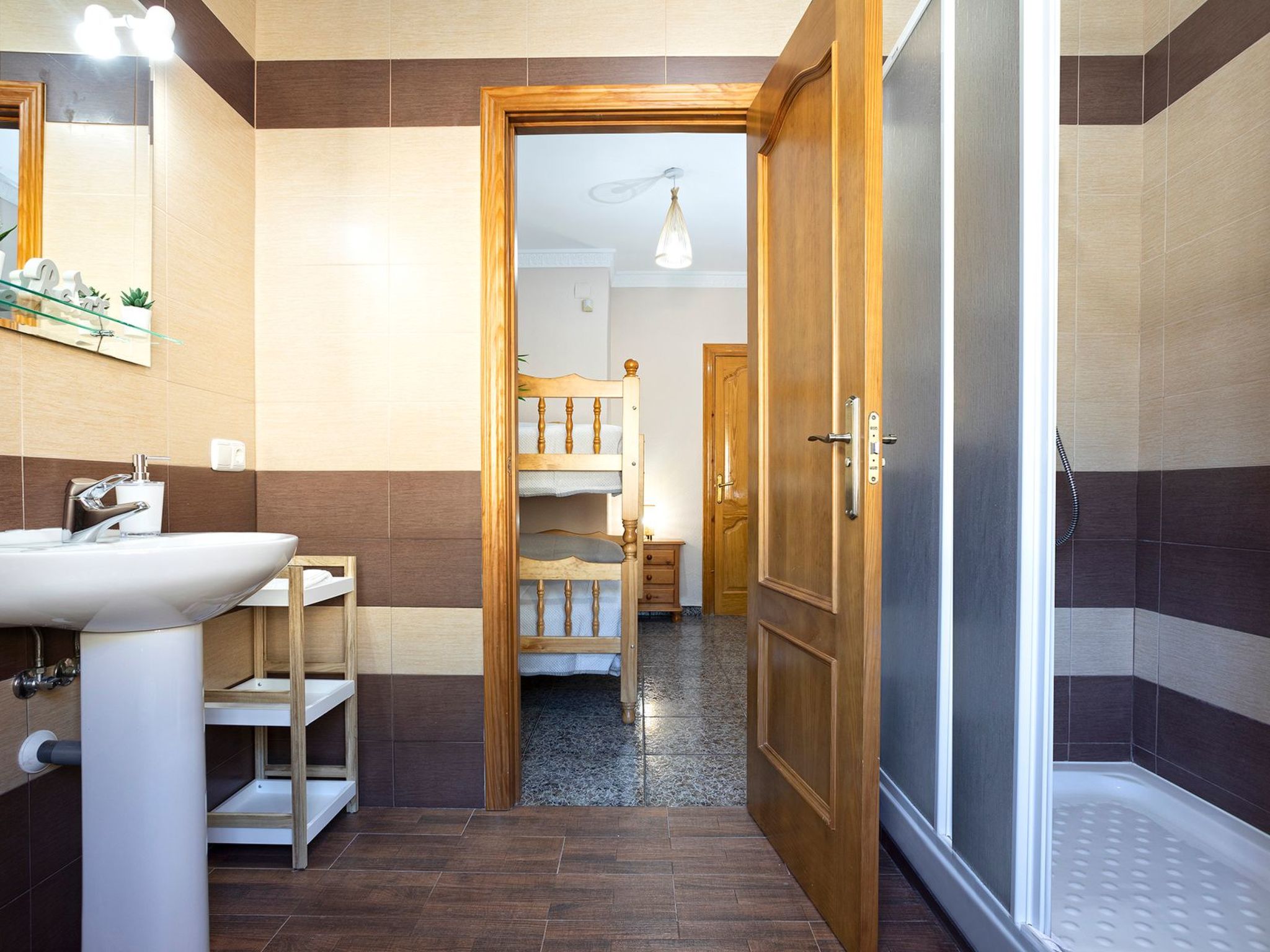 Familienhaus mit großzügigen Außenanlagen-Dedans