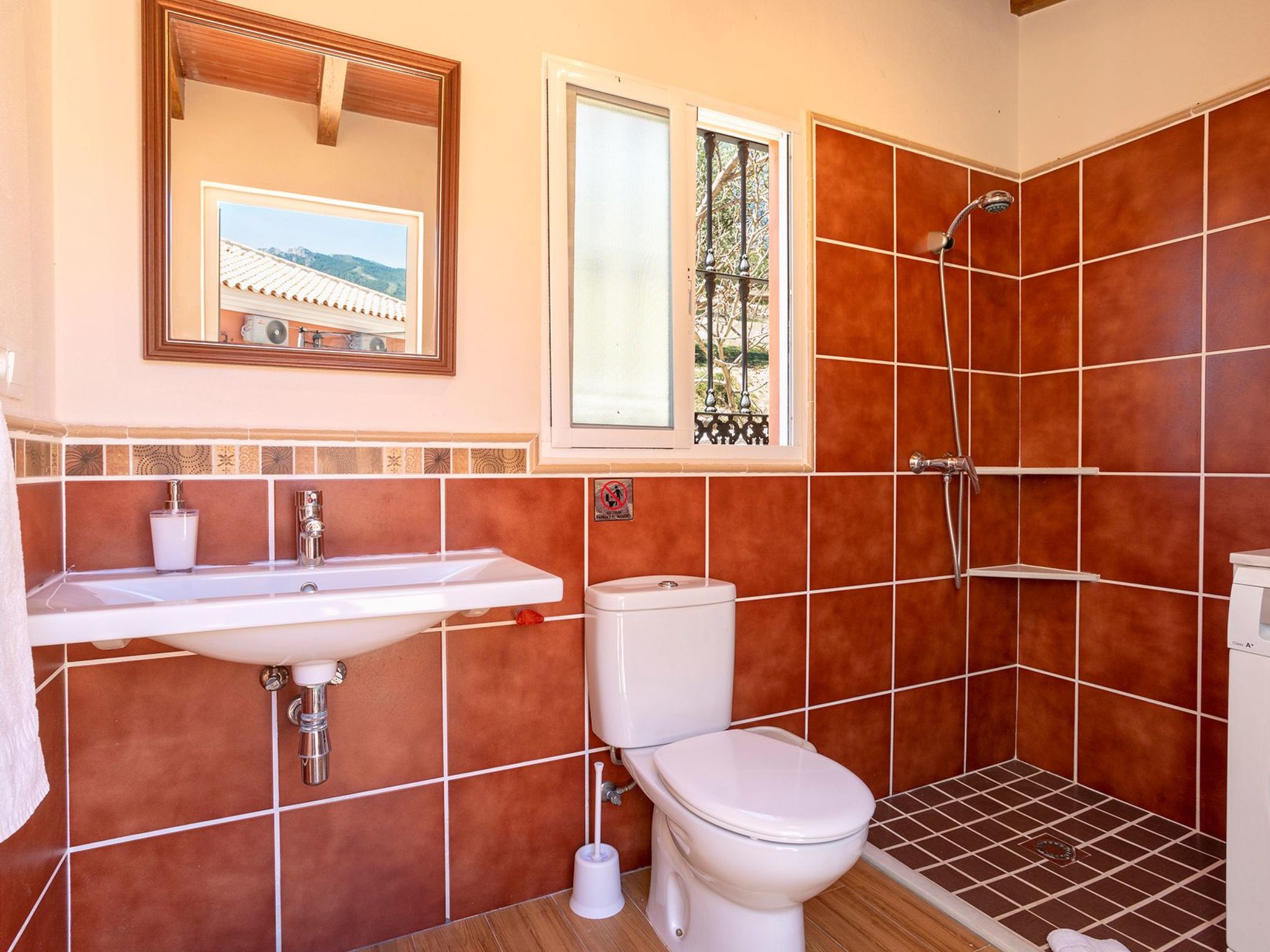 Familienhaus mit großzügigen Außenanlagen-Dedans