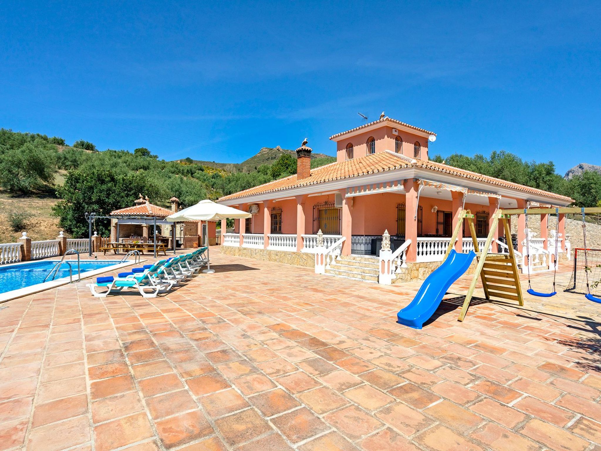 Familienhaus mit großzügigen Außenanlagen-Dedans