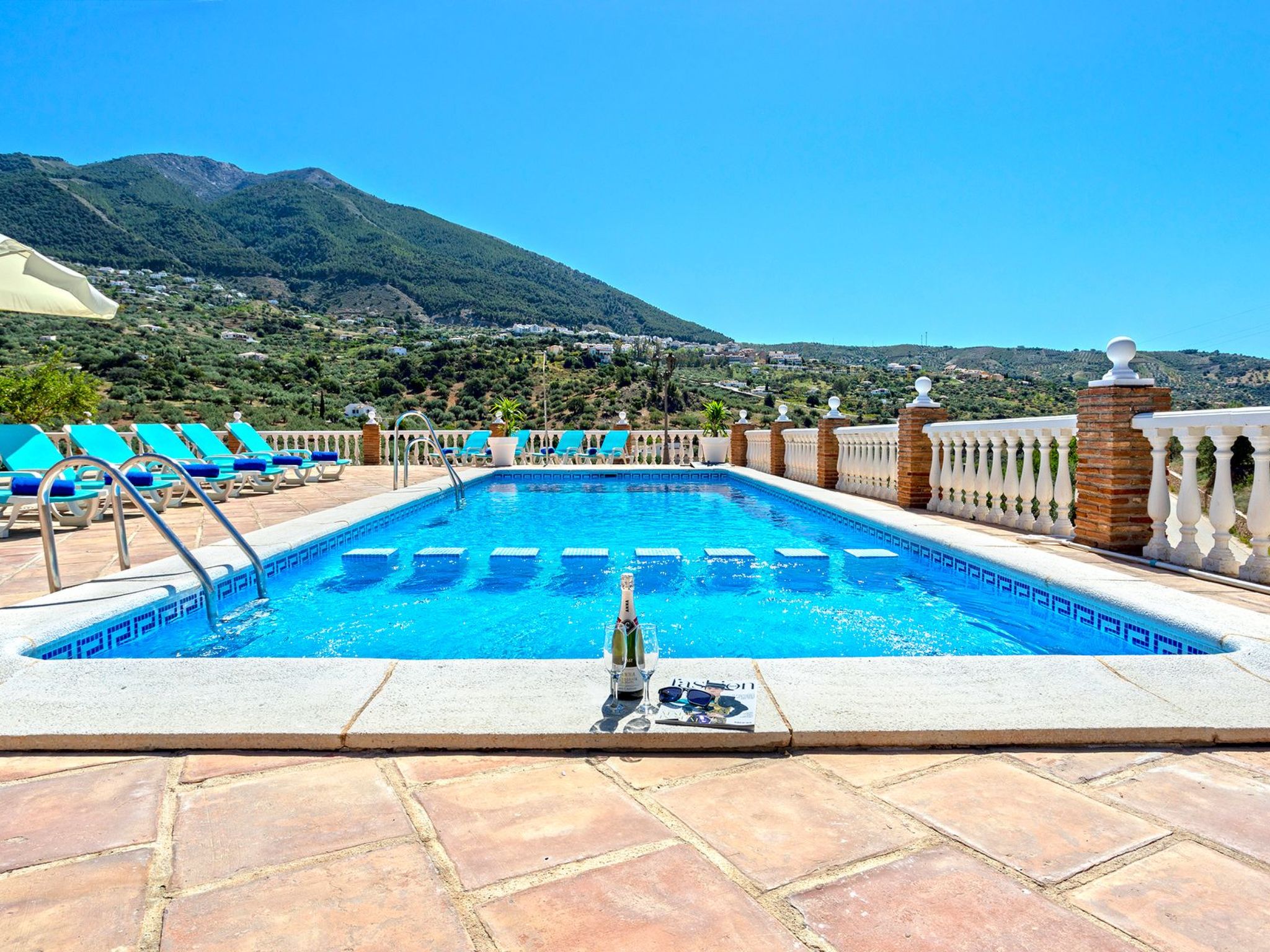 Familienhaus mit großzügigen Außenanlagen-Dedans