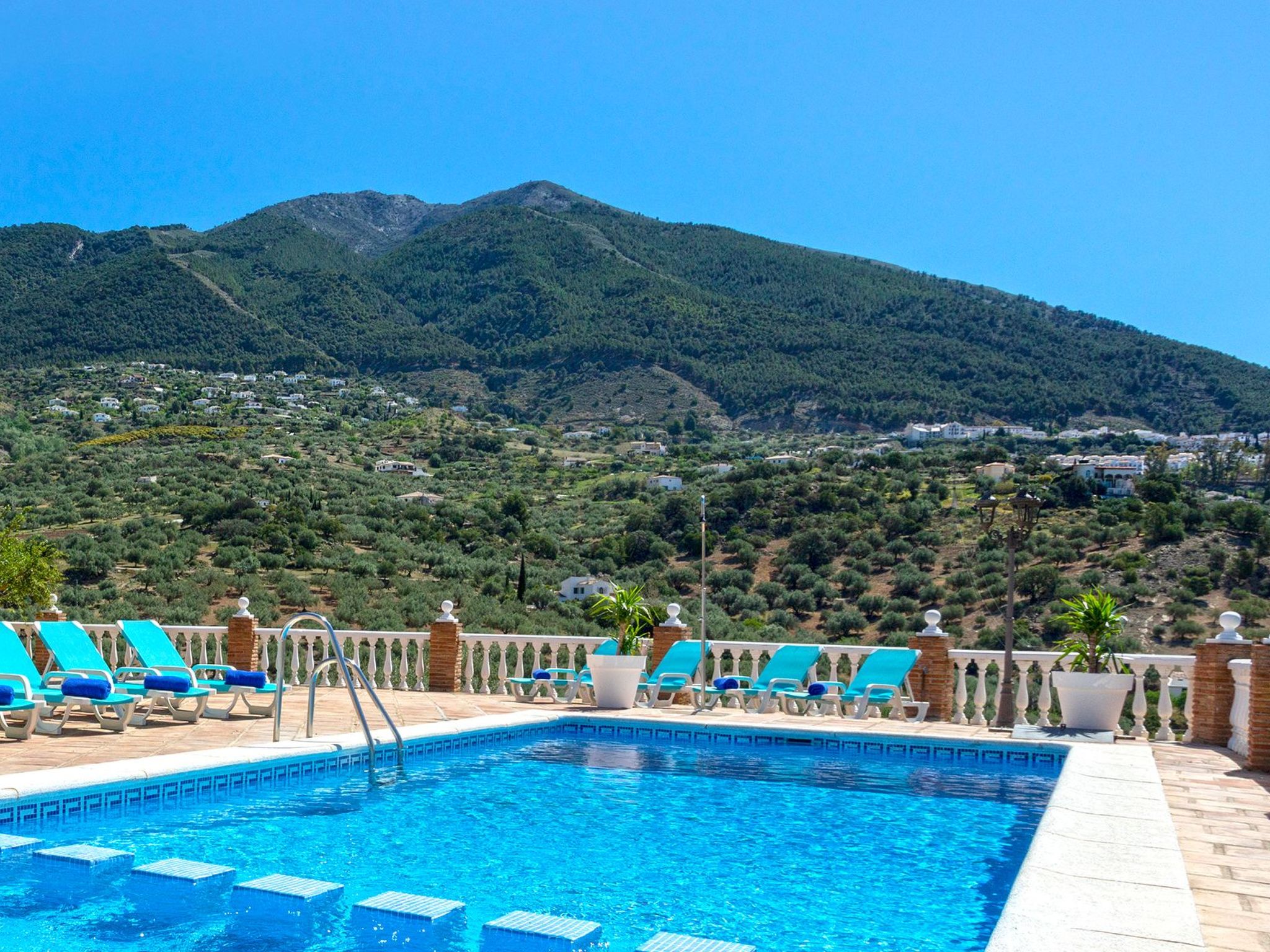 Familienhaus mit großzügigen Außenanlagen-Dedans