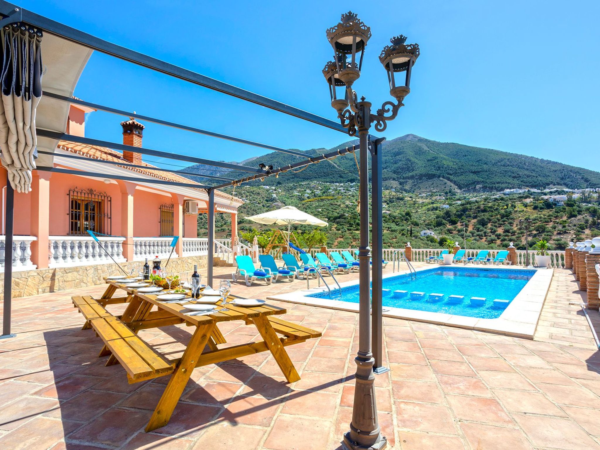 Familienhaus mit großzügigen Außenanlagen-Dedans