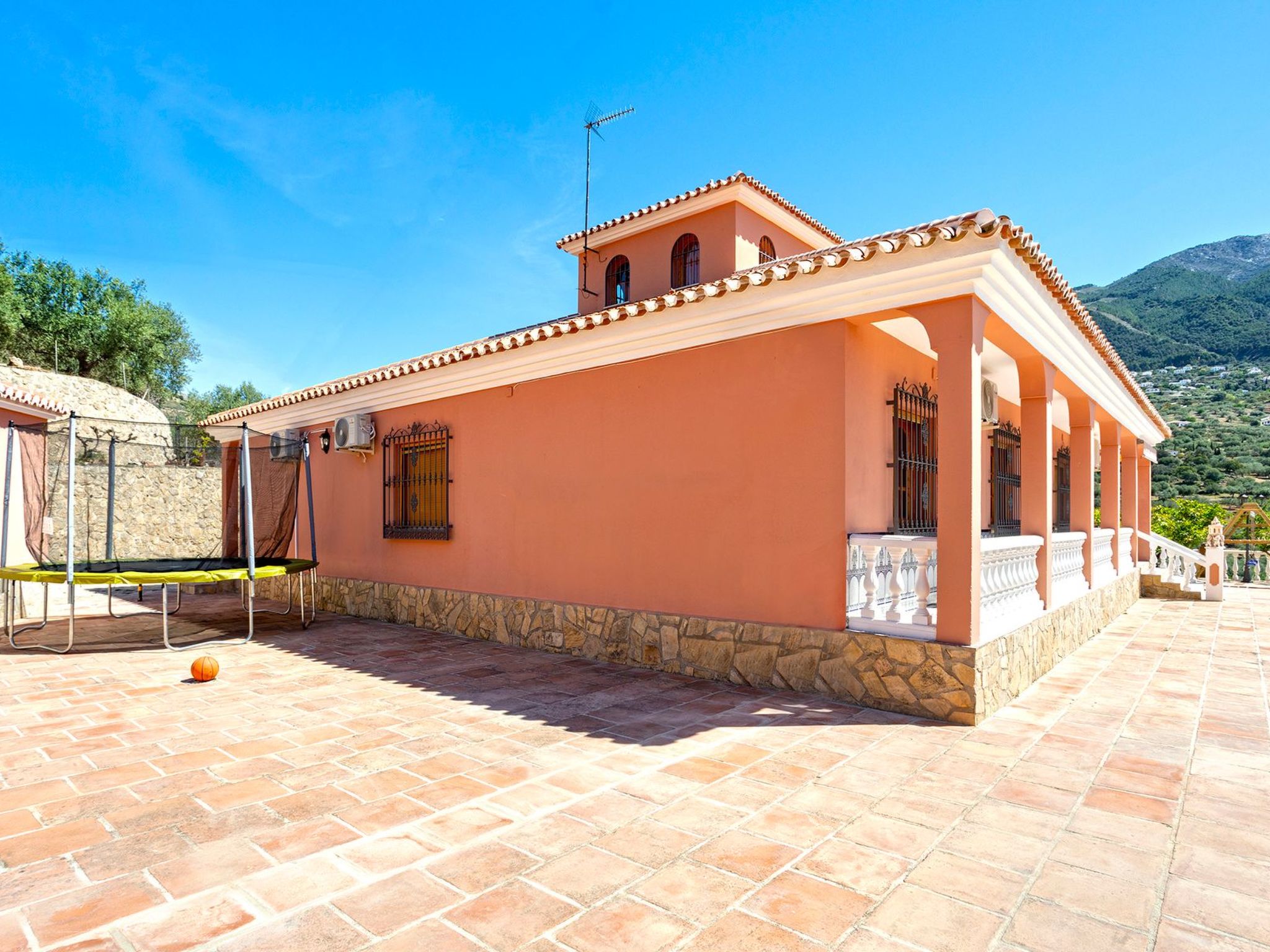 Familienhaus mit großzügigen Außenanlagen-Dedans