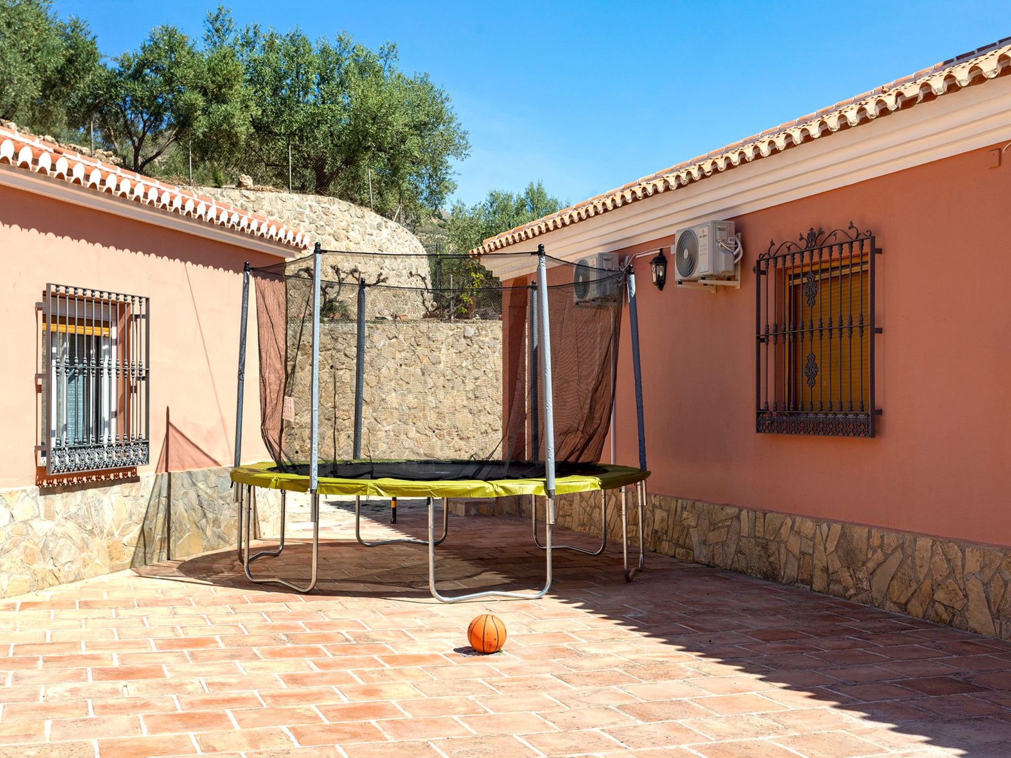 Familienhaus mit großzügigen Außenanlagen-Dedans