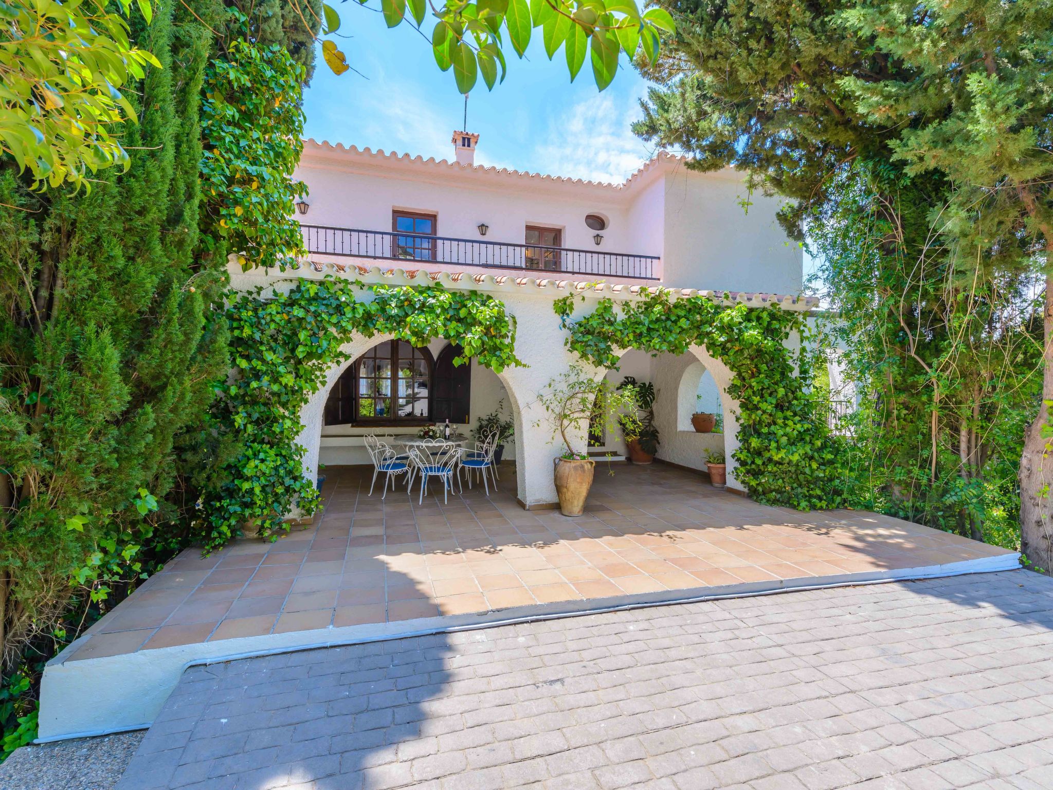 Privates Schwimmbad mit Grill und Feuerstelle