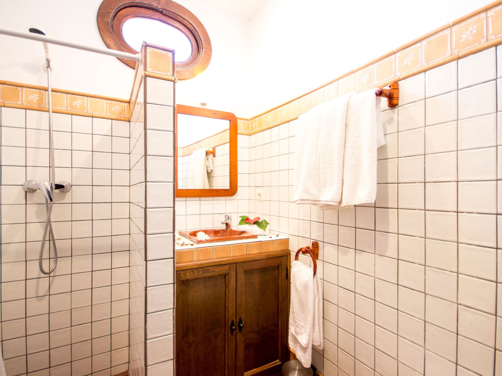 Privates Schwimmbad mit Grill und Feuerstelle