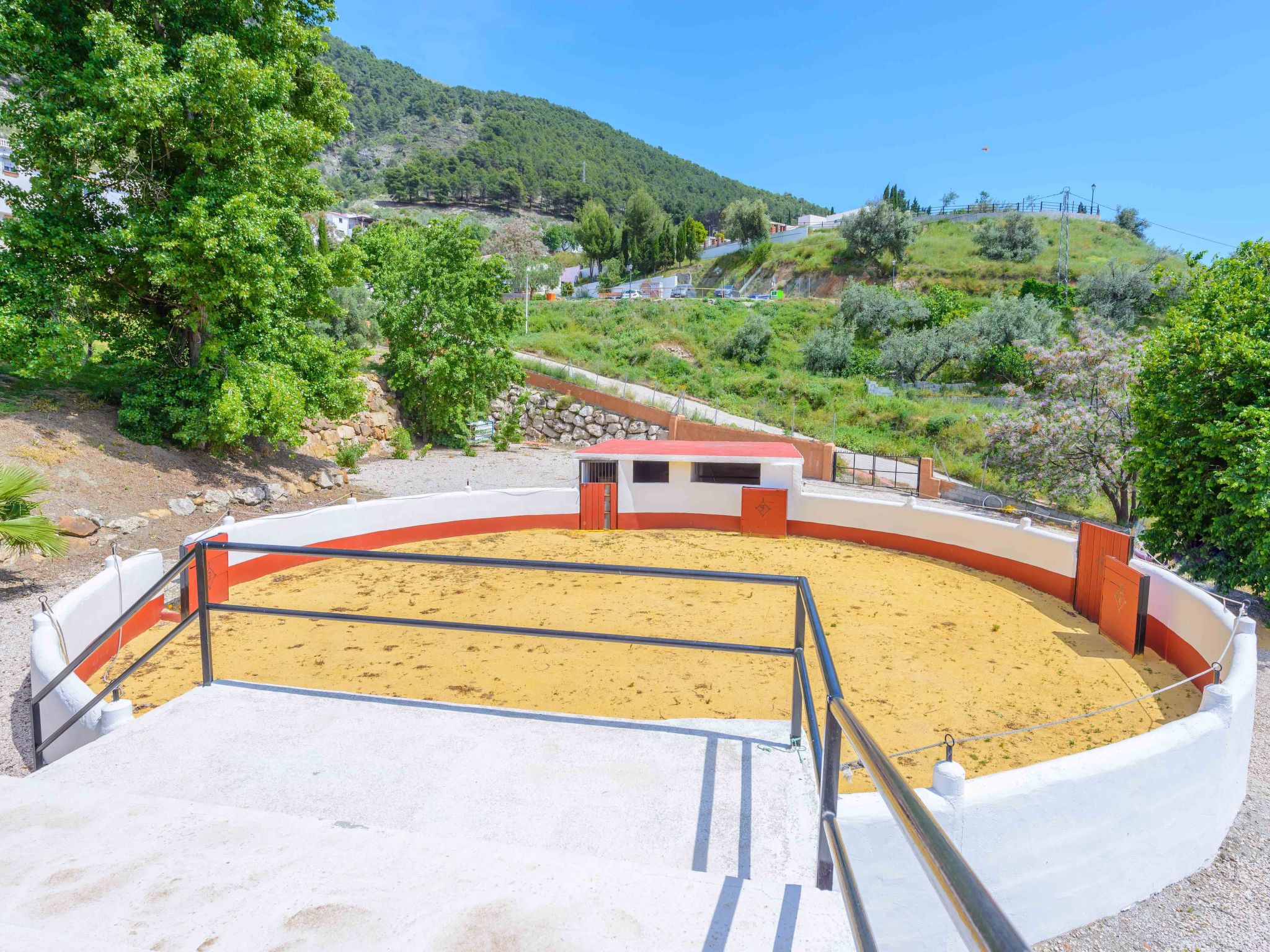 Privates Schwimmbad mit Grill und Feuerstelle-Dedans