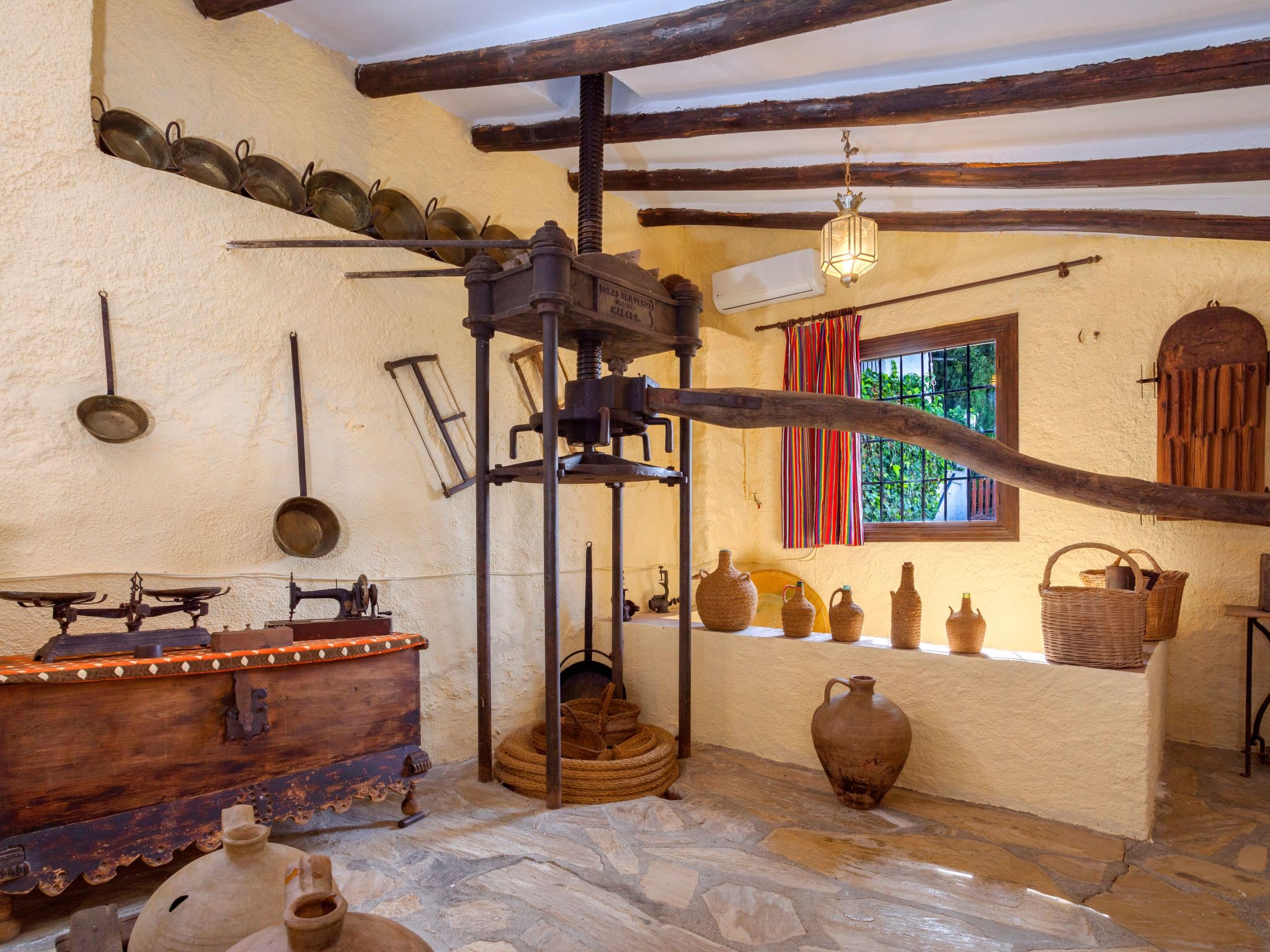 Privates Schwimmbad mit Grill und Feuerstelle-Dedans