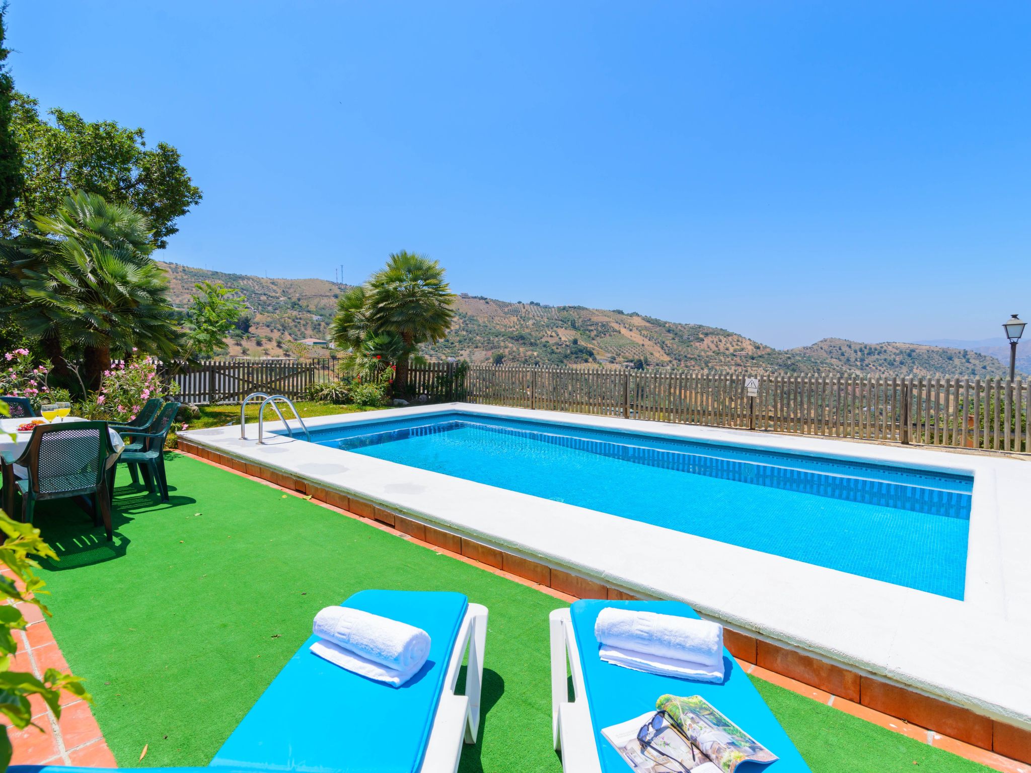 Privates Schwimmbad mit Grill und Feuerstelle