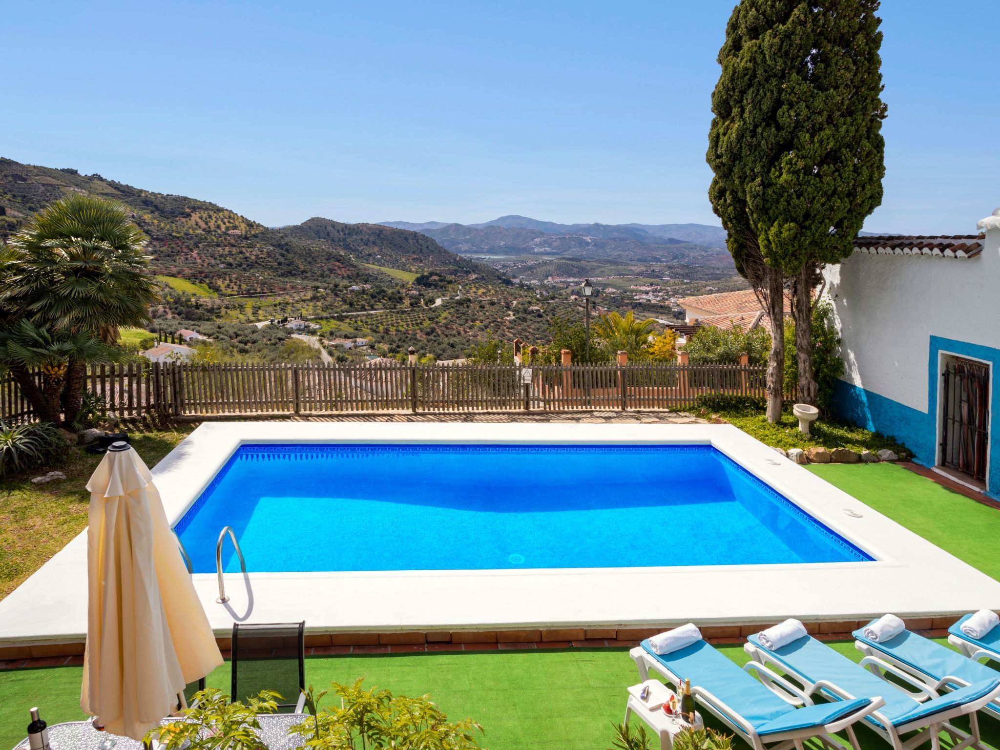 Privates Schwimmbad mit Grill und Feuerstelle